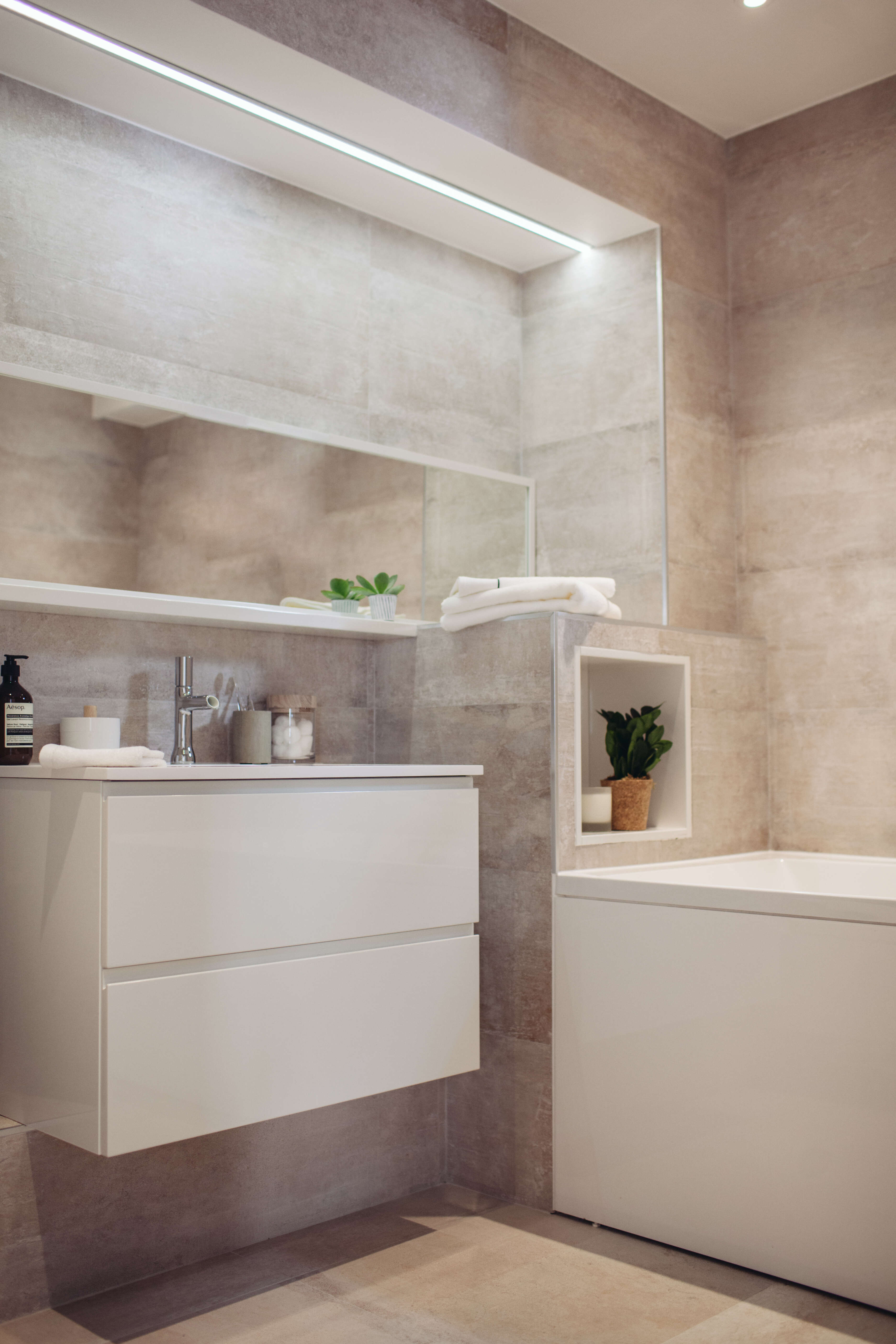 plan-de-toilette-et-baignoire-finition-blanc-perene plan-de-toilette-et-baignoire-finition-blanc-perene