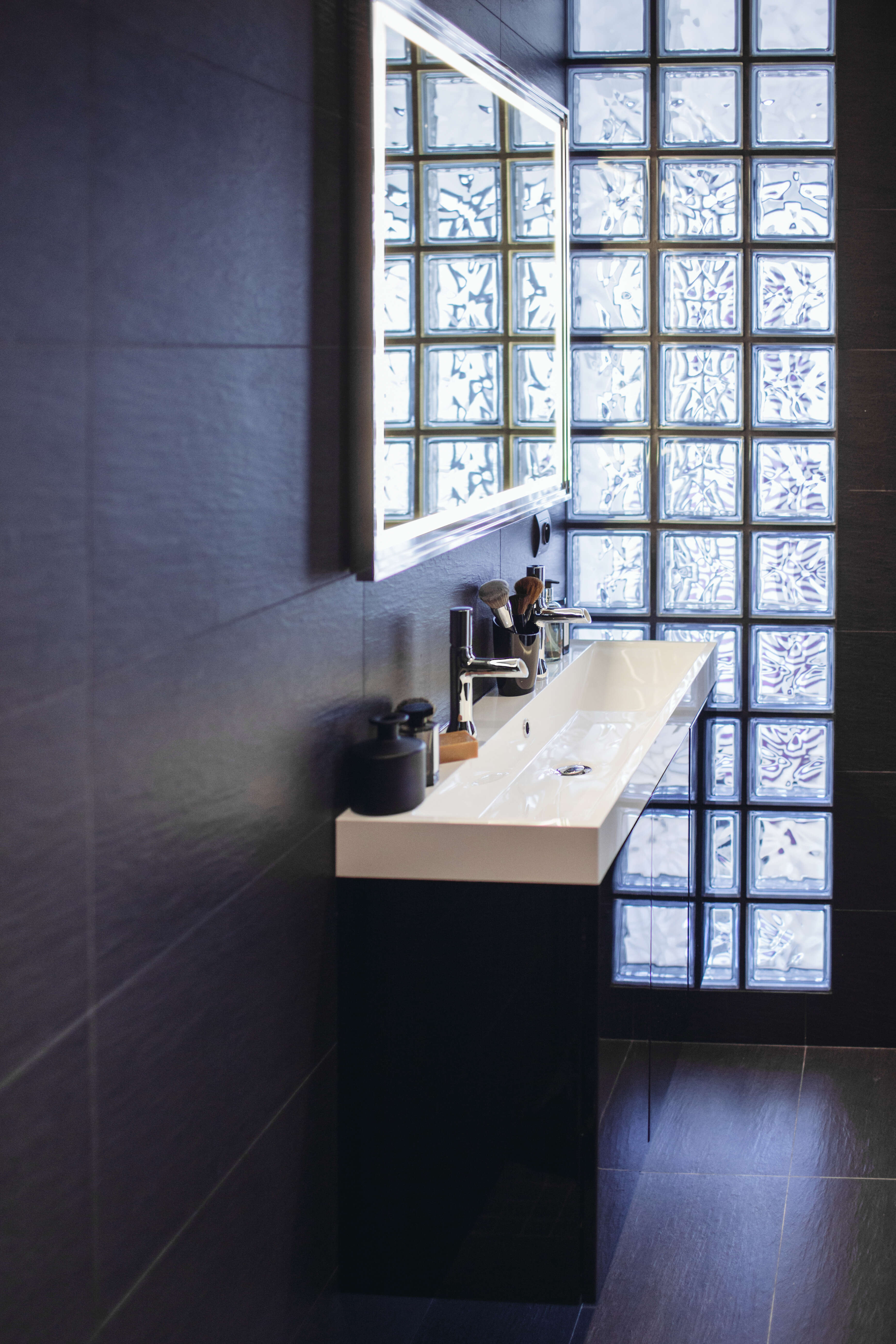 plan-de-toilette-finition-noir-salle-de-bain-perene plan-de-toilette-finition-noir-salle-de-bain-perene