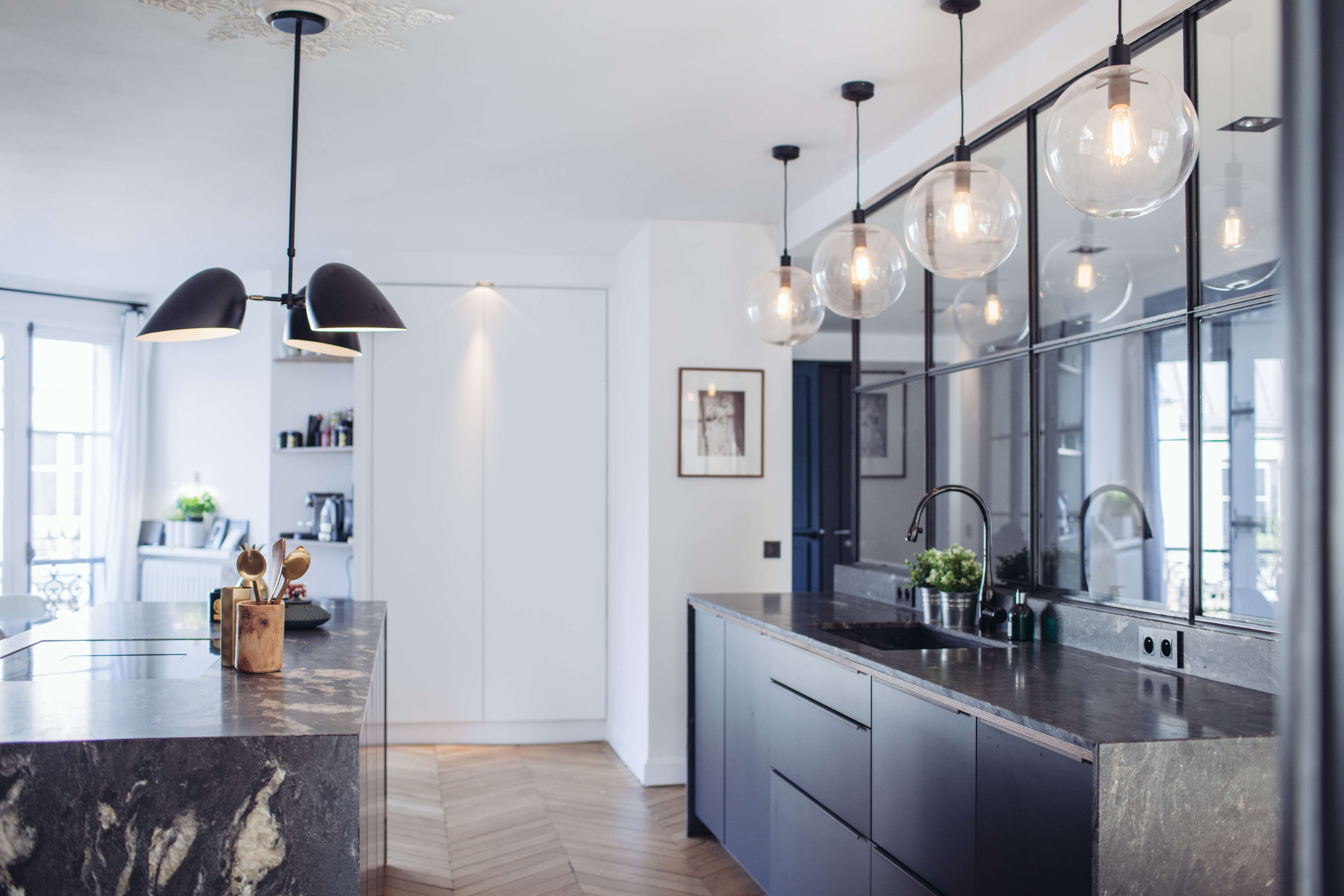 Cuine-ouverte-noire-et-audacieuse-Perene Cuine-ouverte-noire-et-audacieuse-Perene