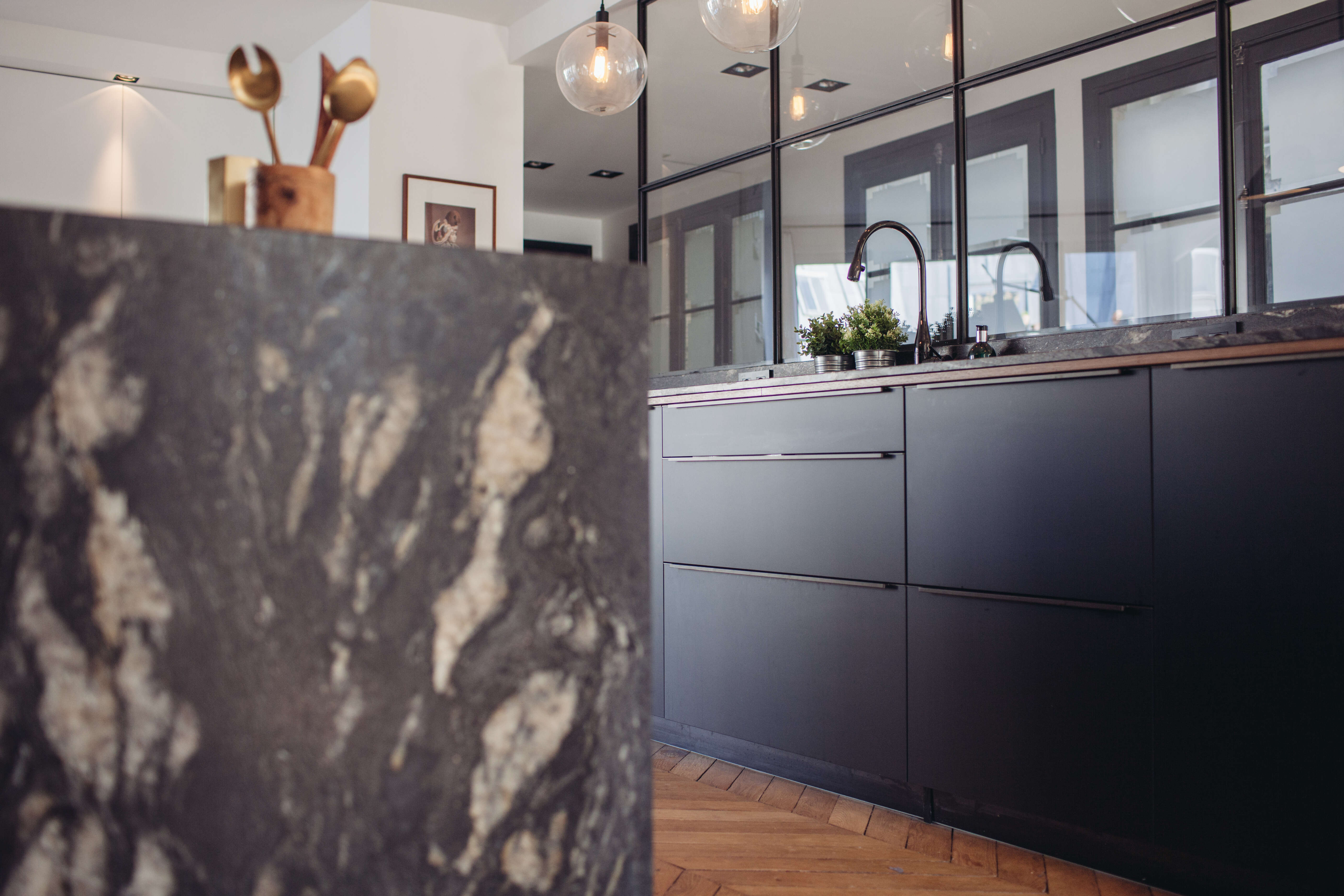 Cuisine-noire-sans-poignees-verriere-Perene Cuisine-noire-sans-poignees-verriere-Perene