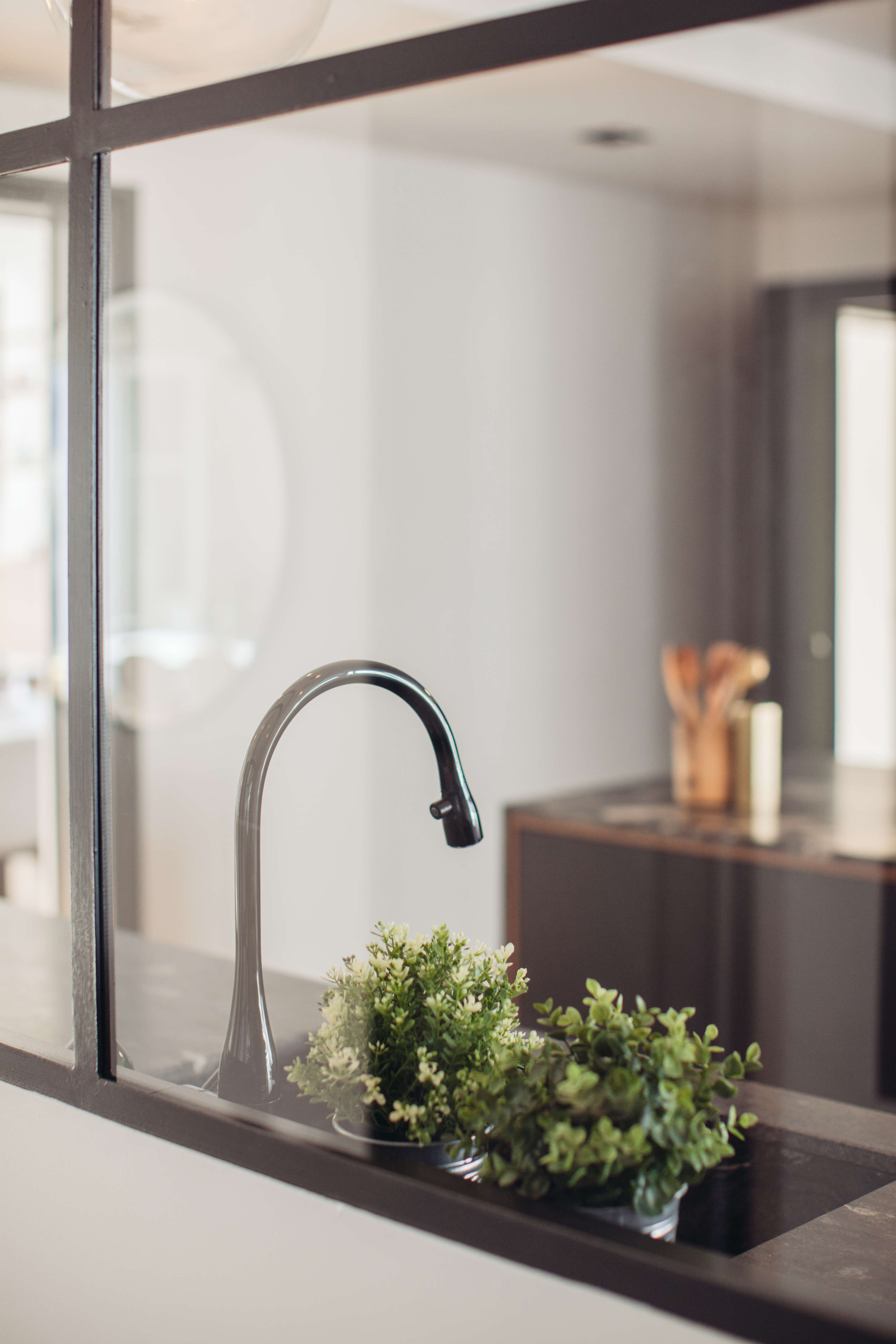 Evier-cuisine-noire-perene Evier-cuisine-noire-perene