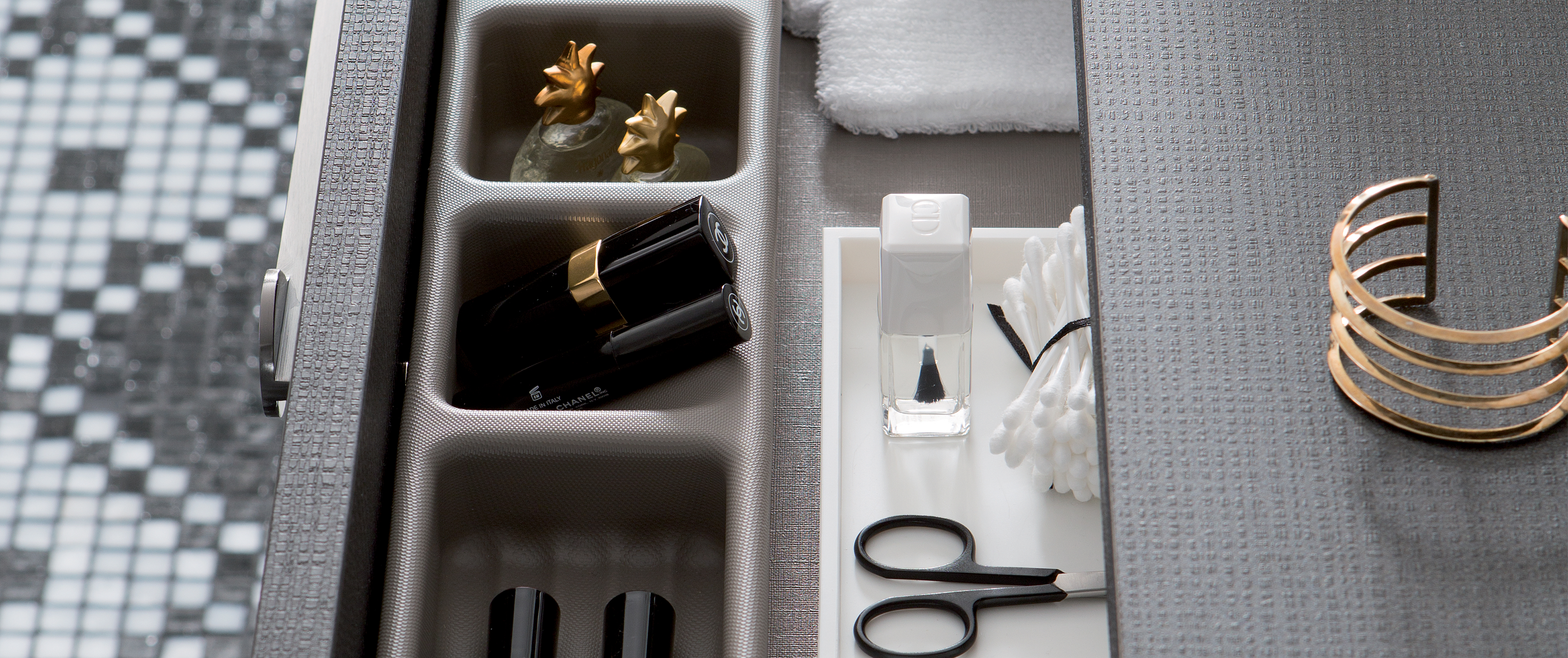 tiroir-rangement-maquillage-noir-1 tiroir-rangement-maquillage-noir-1