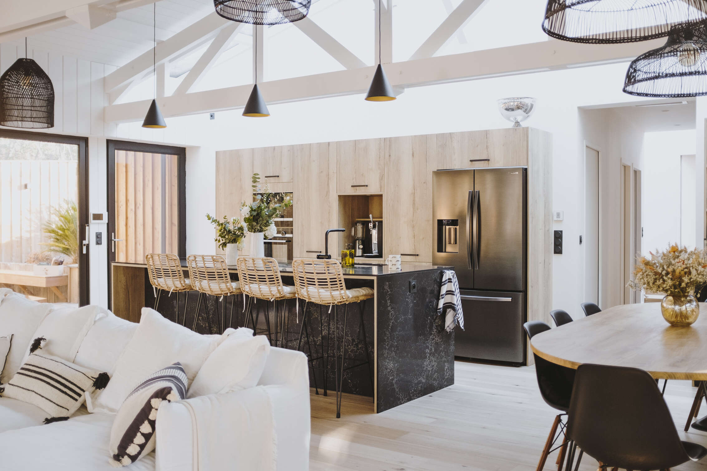 cuisine-ilot-noir-et-bois-perene cuisine-ilot-noir-et-bois-perene