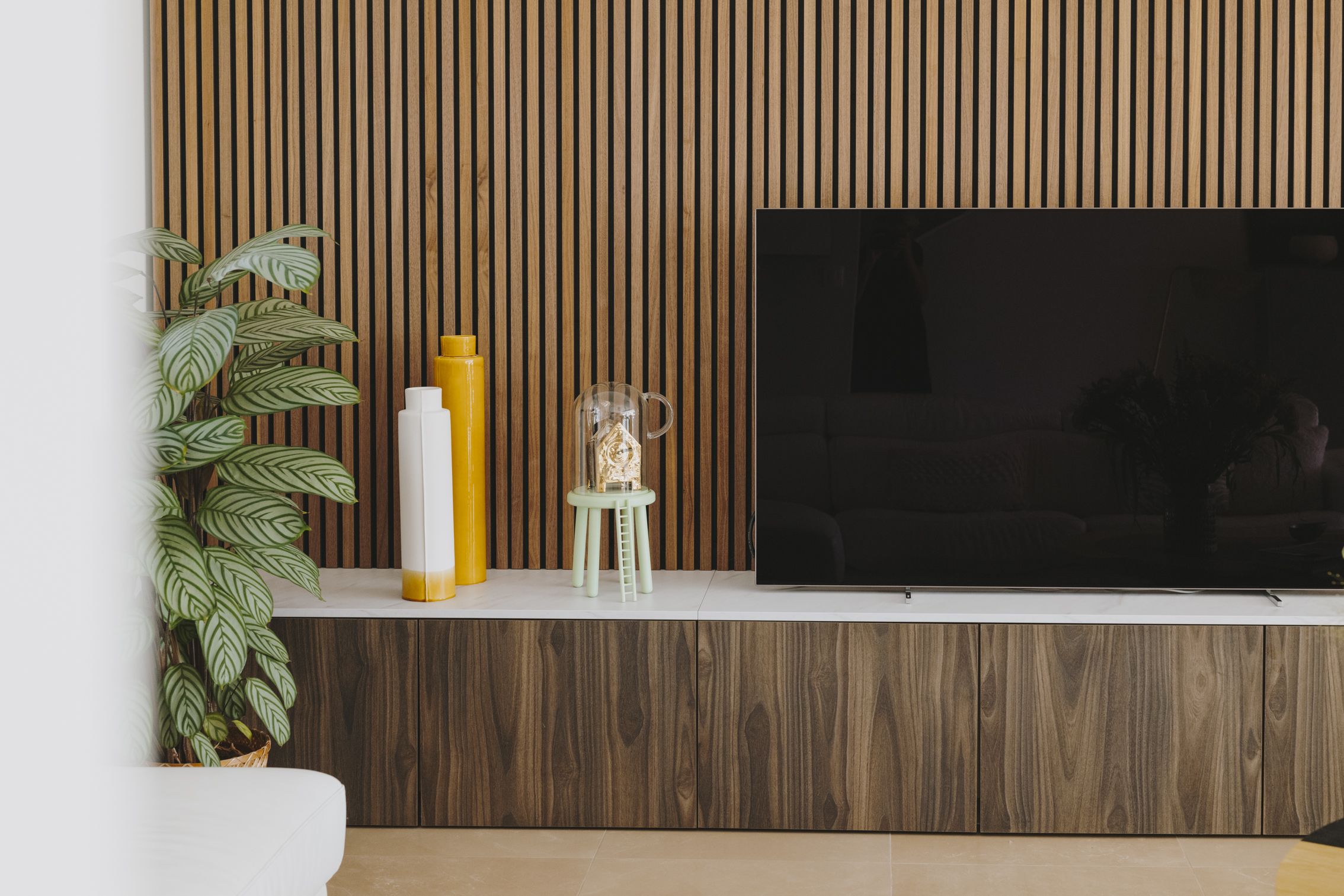 panelbois-derriere-tv-salon-perene