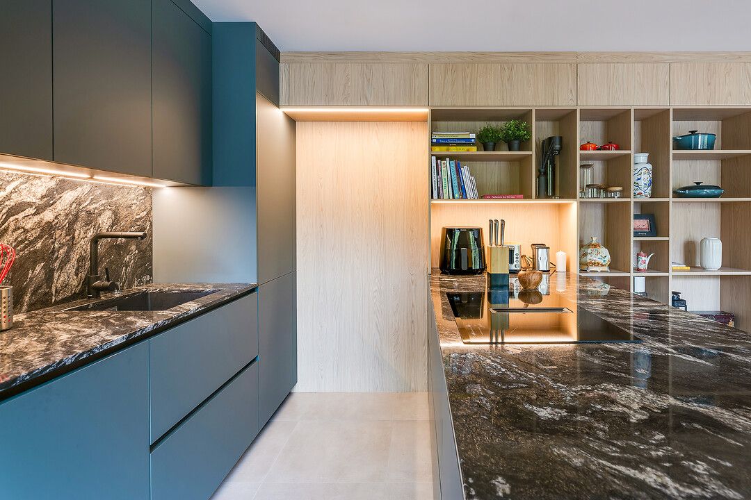 Cuisine-bleue-marbe-noir-Perene