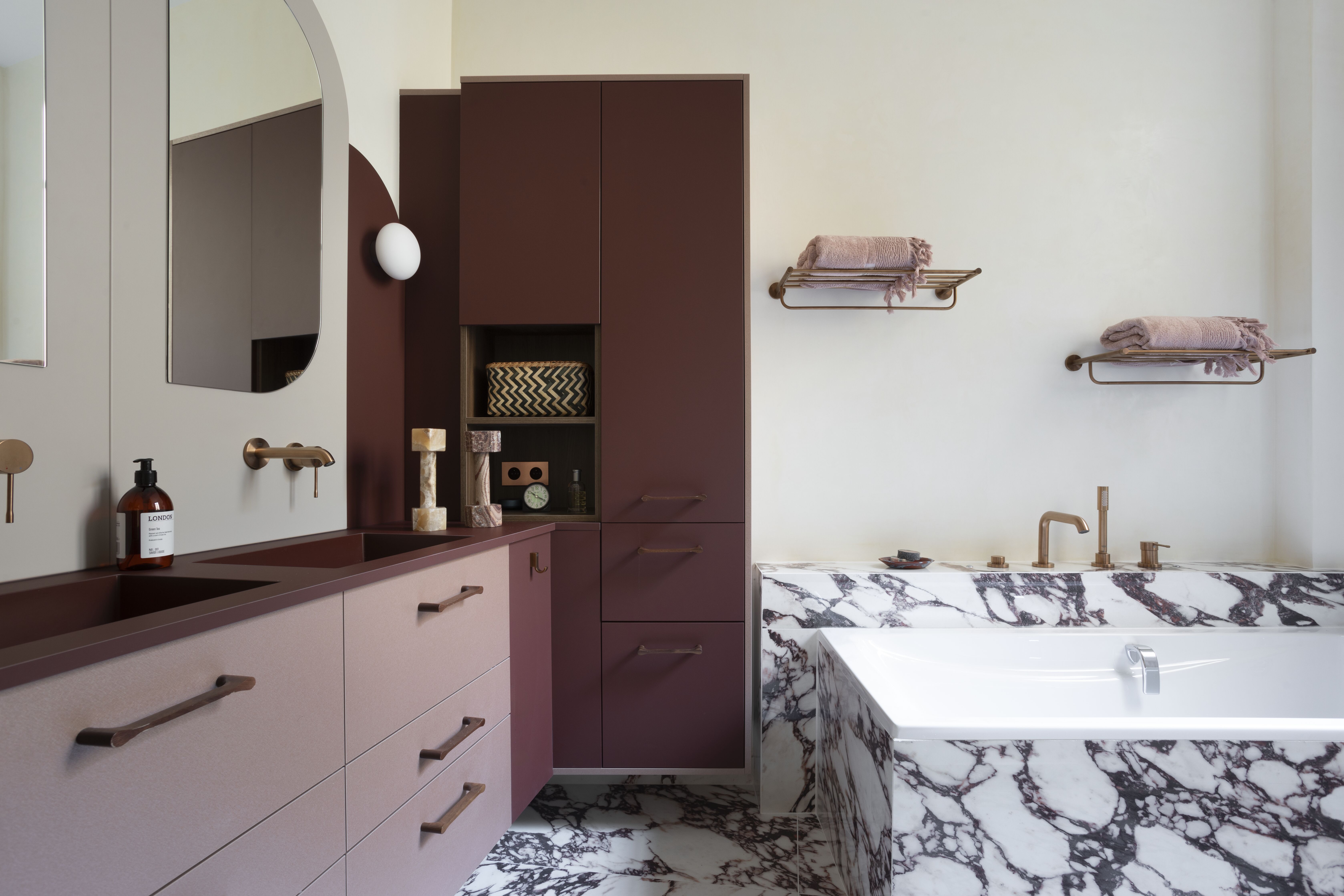 Salle-de-bains-marbre-rose-Perene Salle-de-bains-marbre-rose-Perene