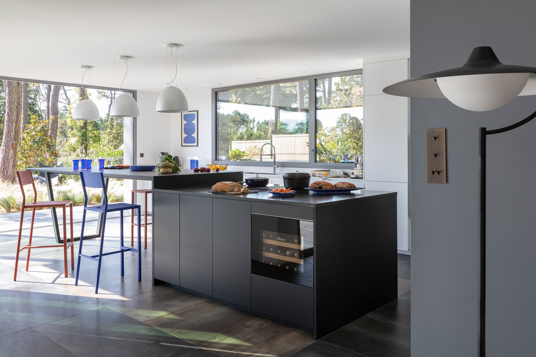 renovation-cuisine-moderne-noir-blanc-exterieur-perene