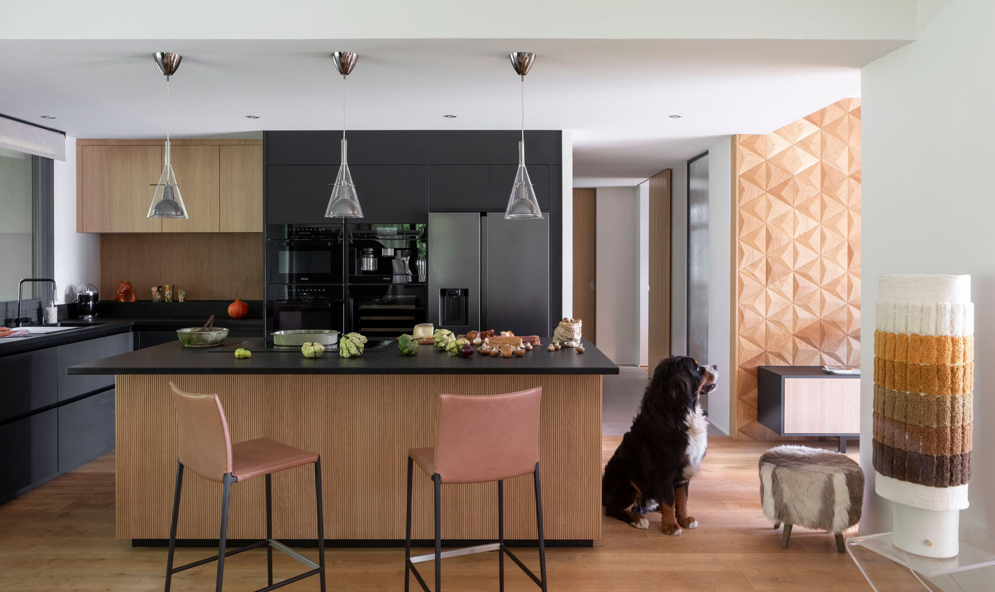 cuisine-noire-bois-moderne-bouvier-bernois cuisine-noire-bois-moderne-bouvier-bernois