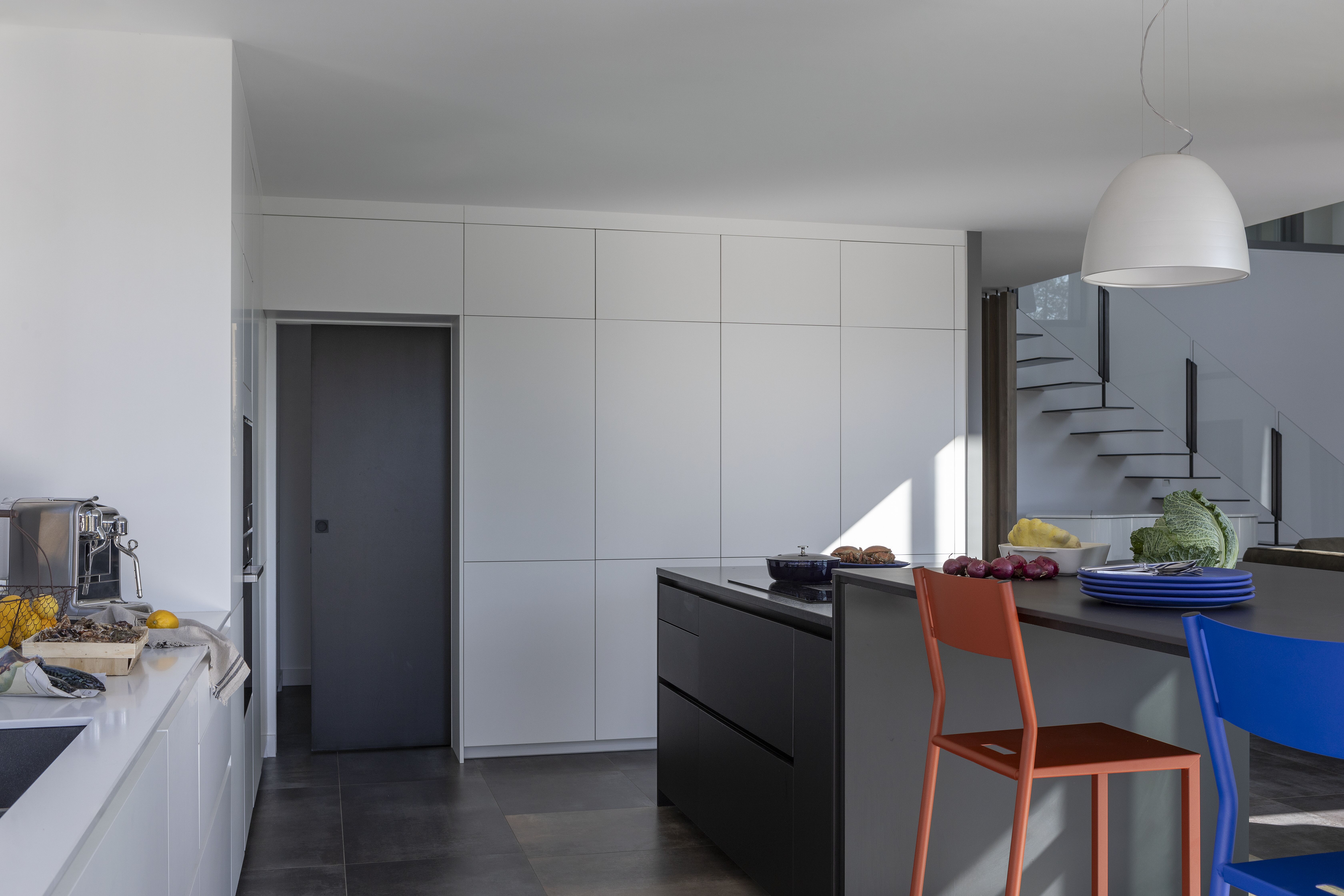 cuisine-blanche-moderne-rangement-encastre-perene-vannes cuisine-blanche-moderne-rangement-encastre-perene-vannes