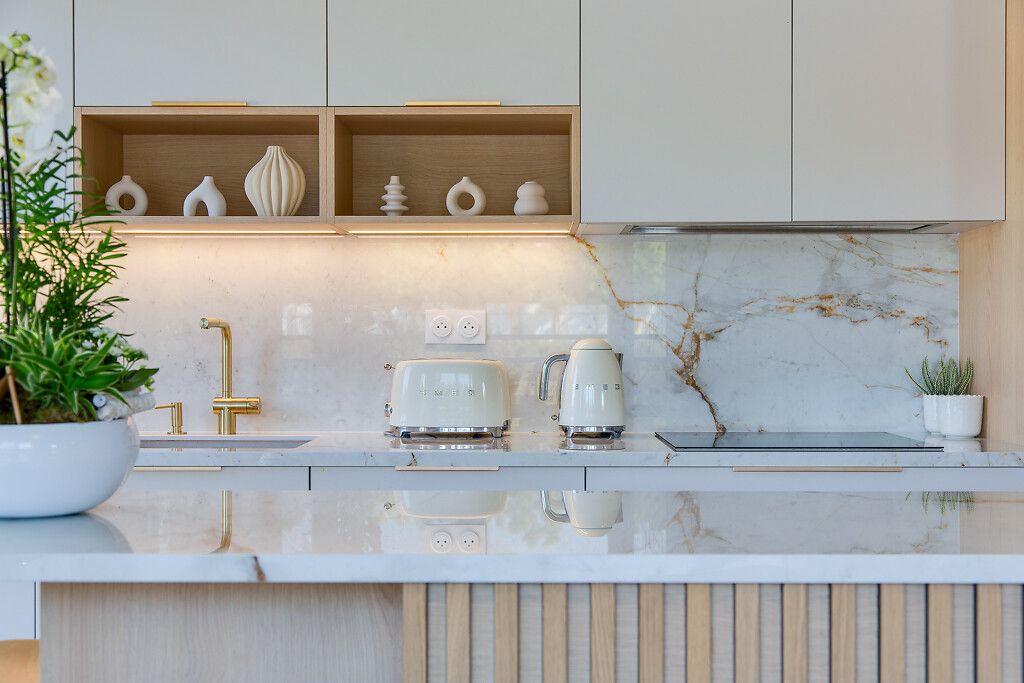 Cuisine-clair-marbre-blanc-bois-moderne