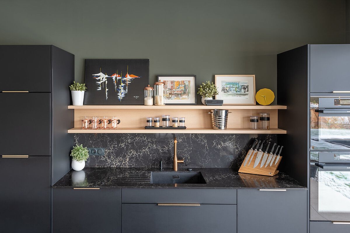 Cuisine-noire-bois-vert