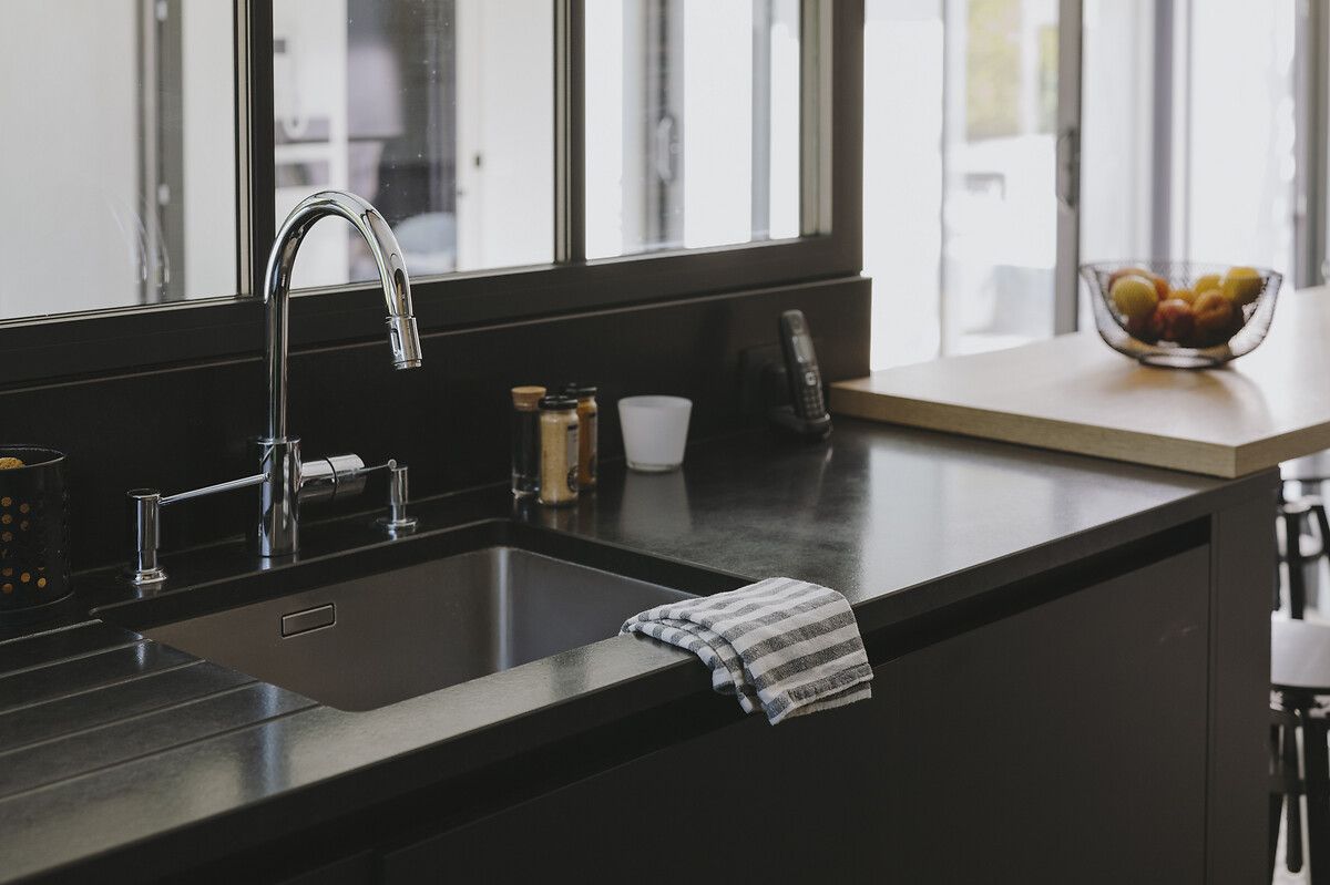 Details-cuisine-noire-robinetterie