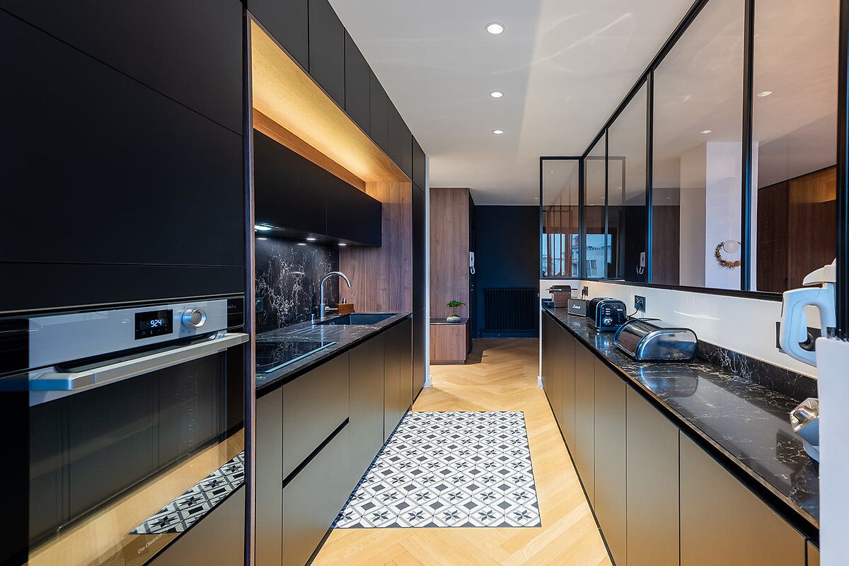Cuisine-noire-longeur-bois-et-eclairage