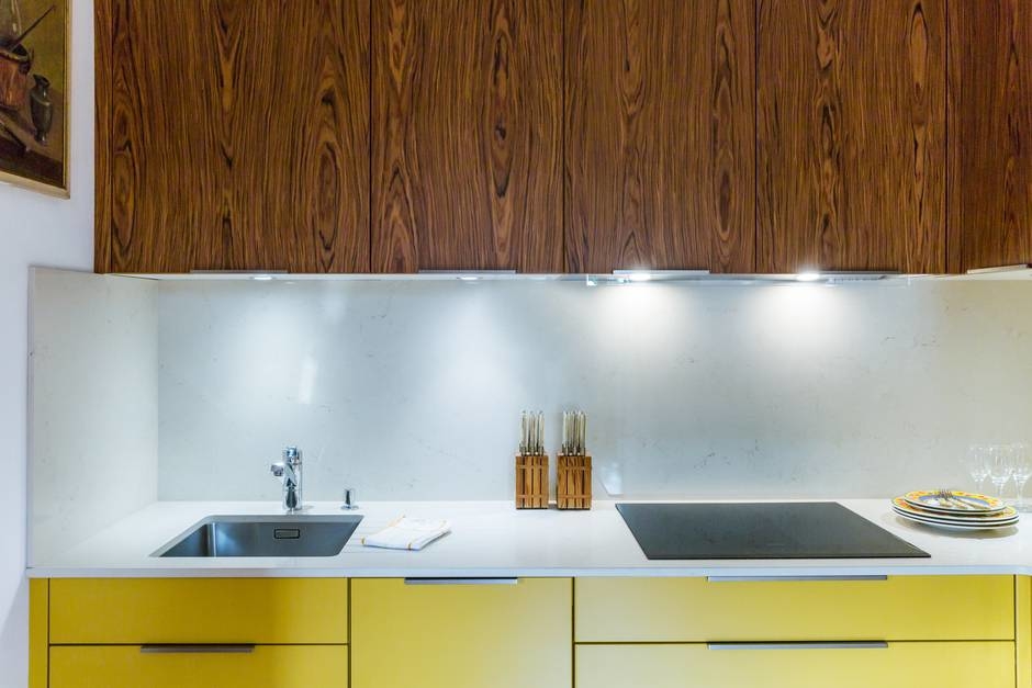 cuisine-design-plan-de-travail-quartz-marfil-blanc