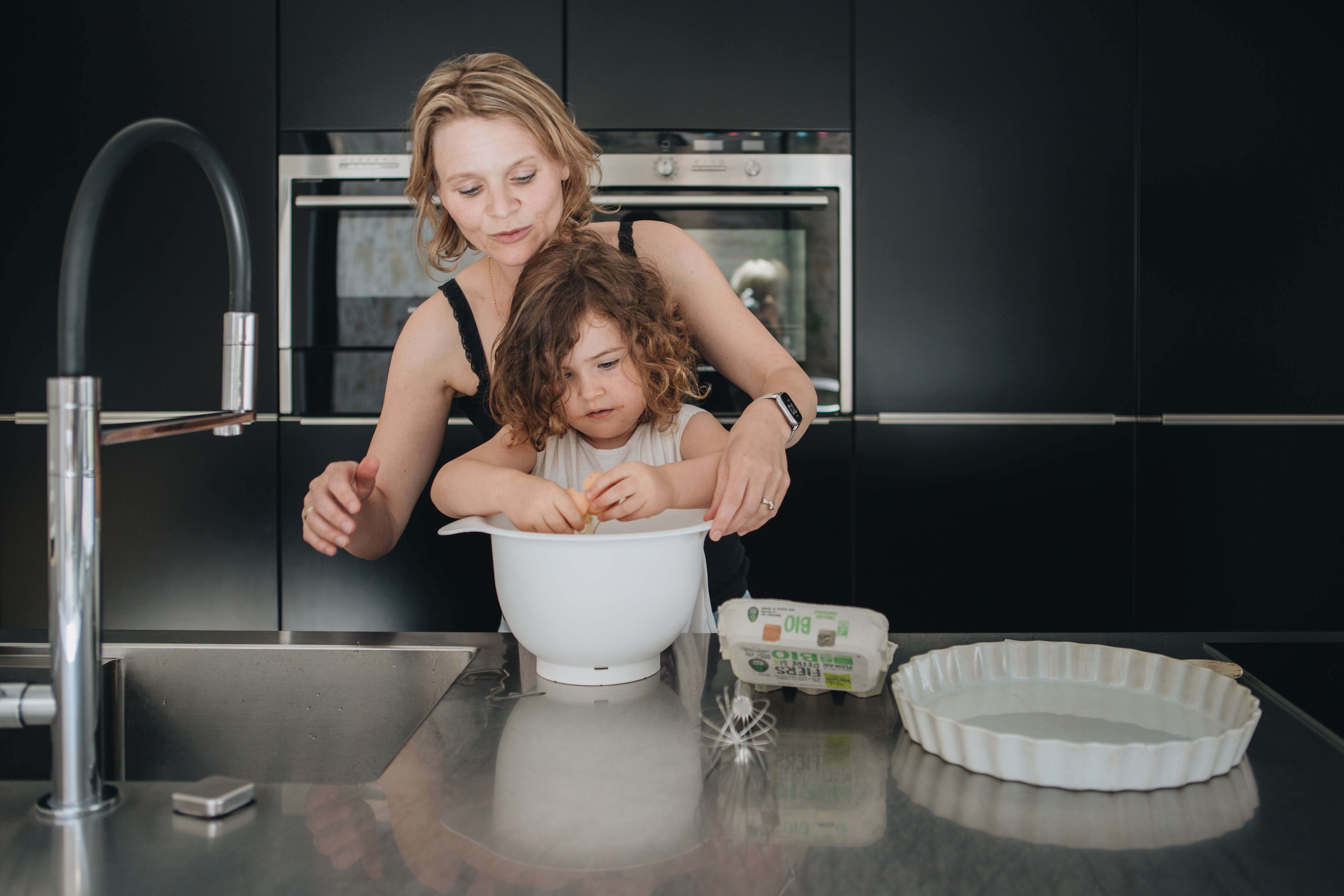 cuisine-moderne-perene-matire-brute-pierre-noir cuisine-moderne-perene-matire-brute-pierre-noir
