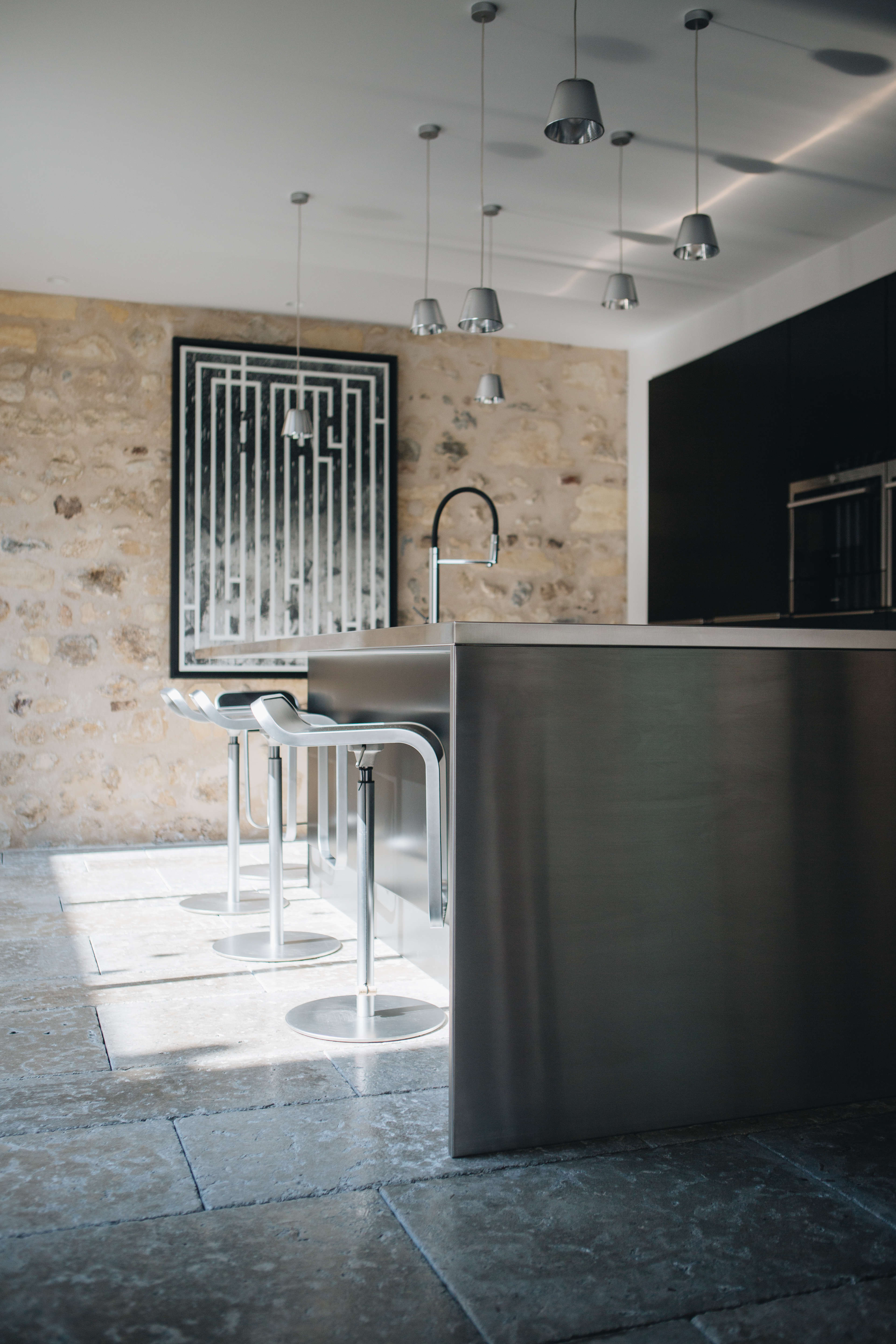 cuisine-moderne-perene-luxe-matire-brute-pierre-noir cuisine-moderne-perene-luxe-matire-brute-pierre-noir