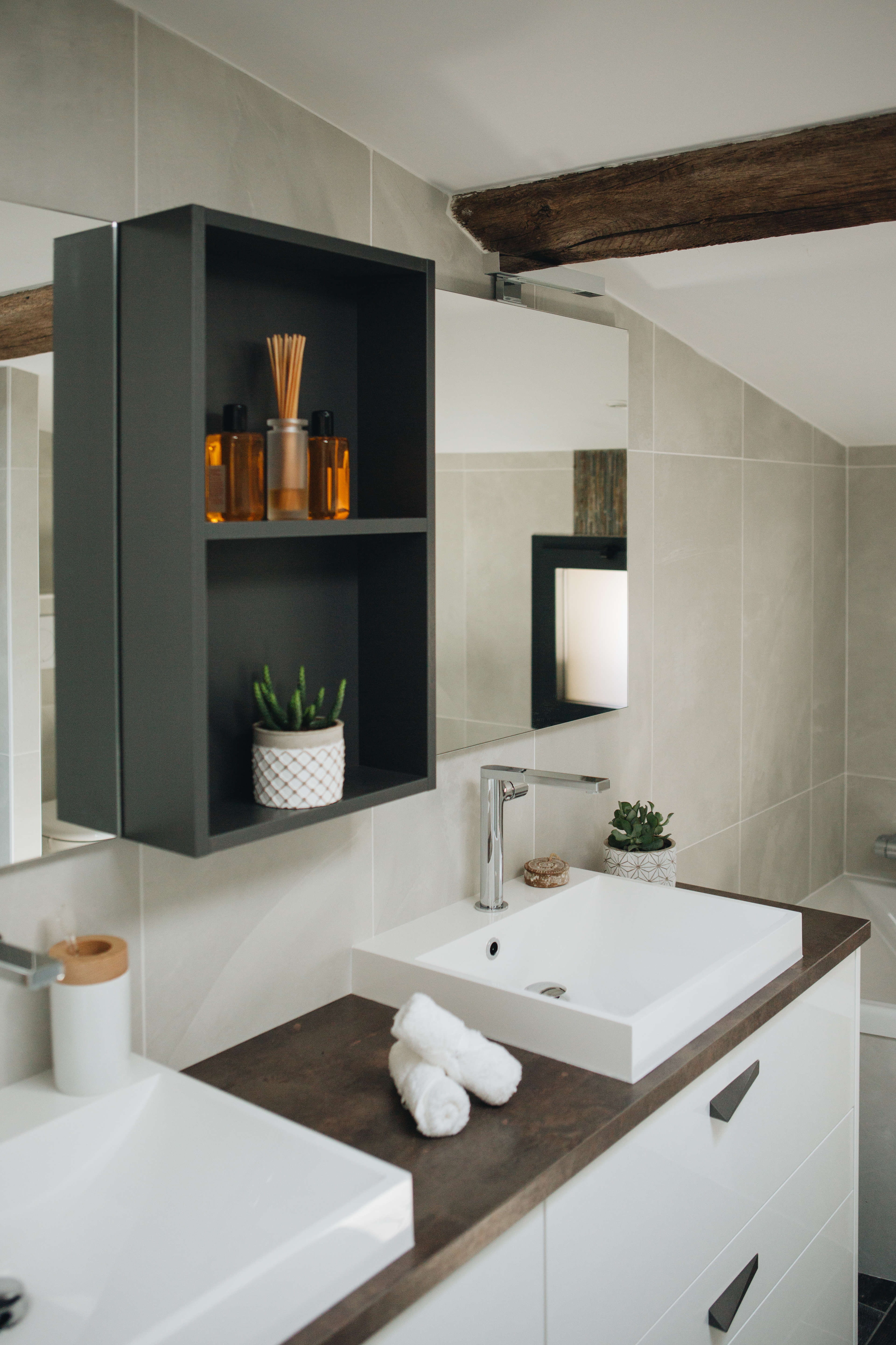 Salle-de-bains-perene-design-moderne-double-vasque-niche Salle-de-bains-perene-design-moderne-double-vasque-niche