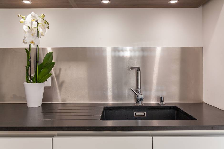 perene-cuisine-moderne-cr%C3%A9dance-argent-mitigeur-plan-de-travail-nimes