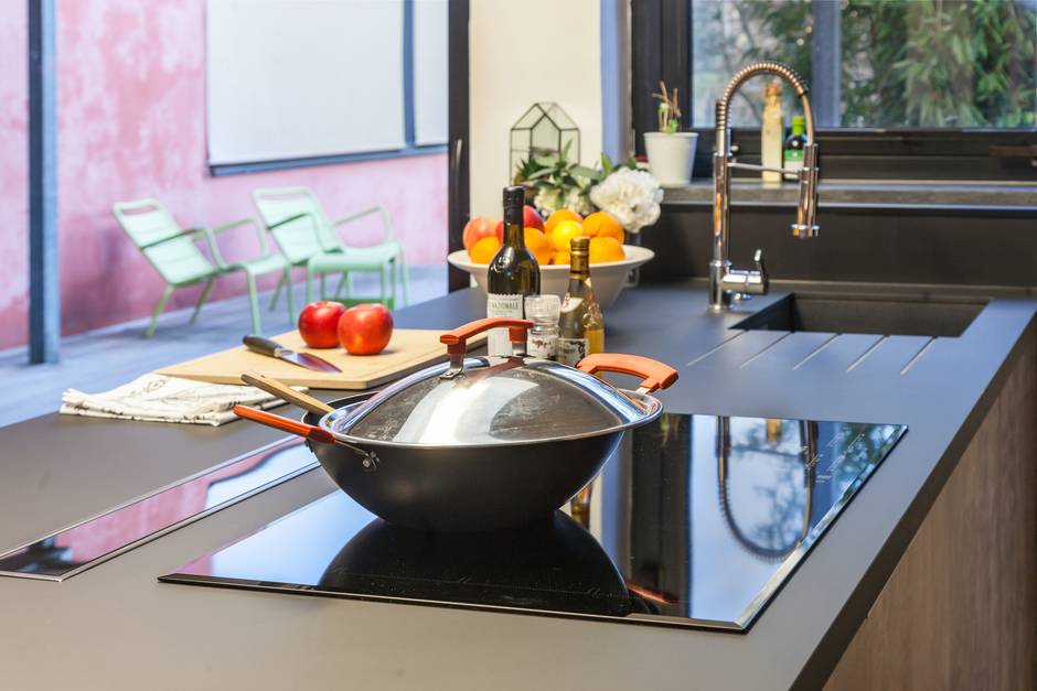 cuisine-design-noir-perene-sur-mesure