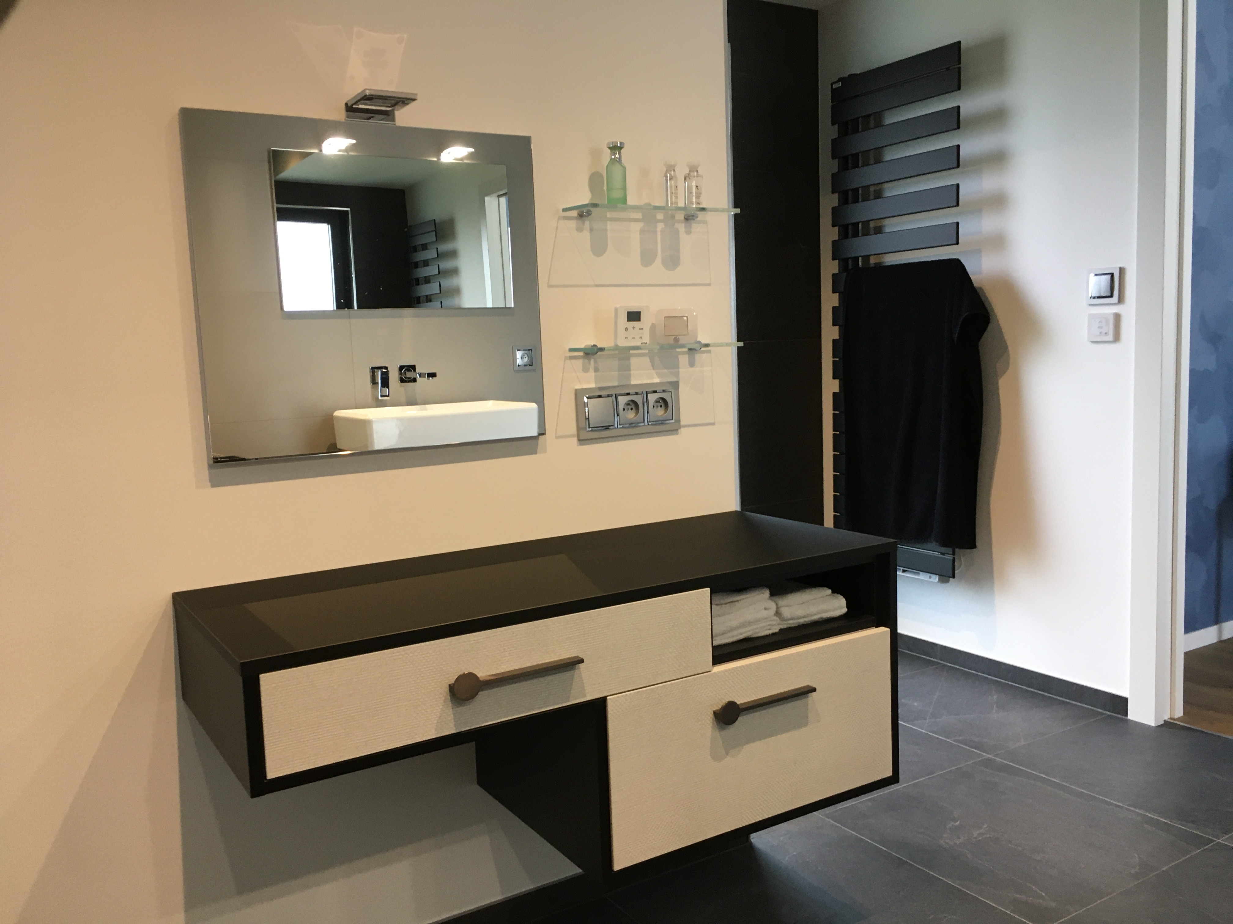Meuble%20coiffeuse%20moderne%20gris%20et%20noir%202