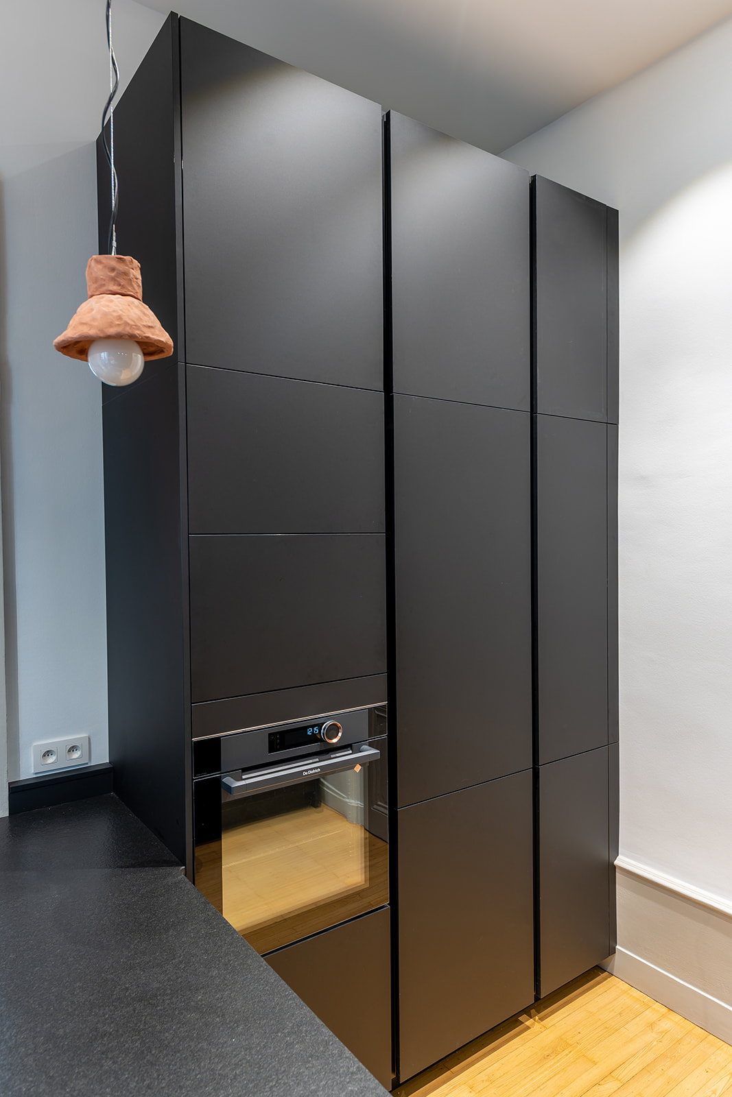 cuisine-design-noire-avec-ilot-perene-lyon%20%285%29