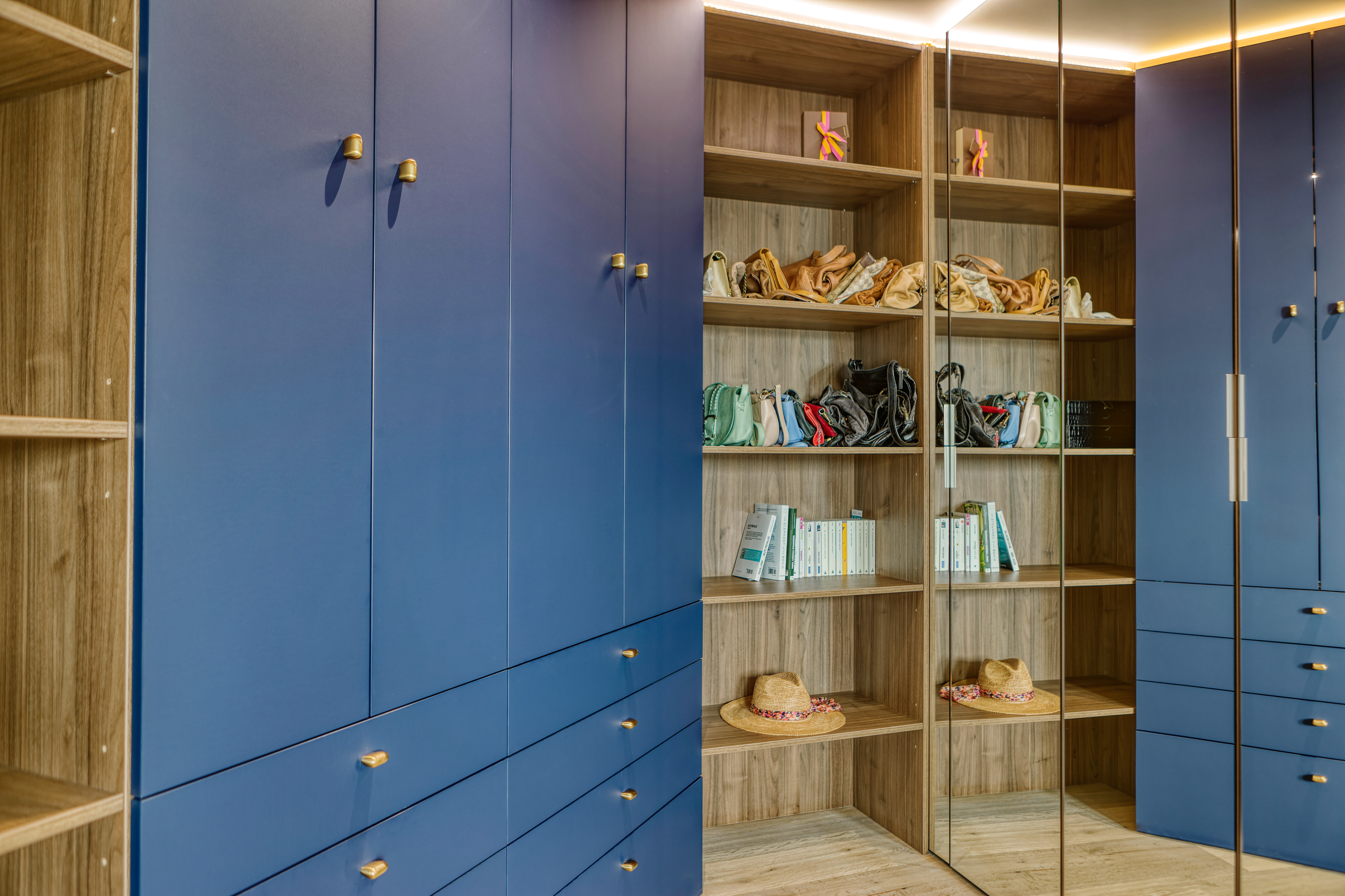 agencement-interieur-perene-boulogne-billancourt-dressing-fenix-blue-bleu-bois-noyer%20%283%29