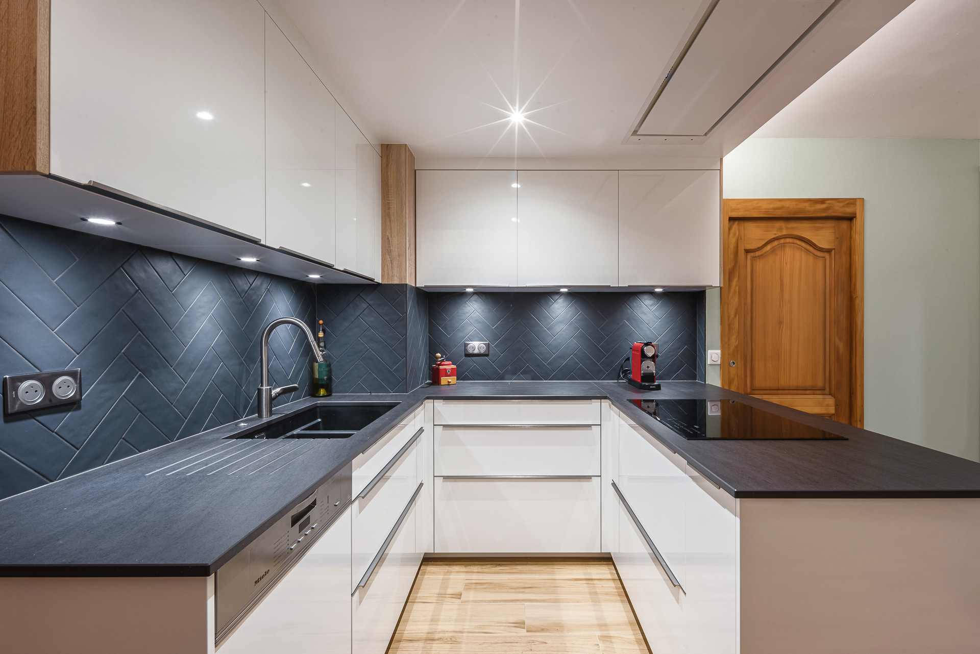 Cuisine%20blanc%20et%20bois%203%20plan%20noir%20chevrons%20noirs Cuisine%20blanc%20et%20bois%203%20plan%20noir%20chevrons%20noirs