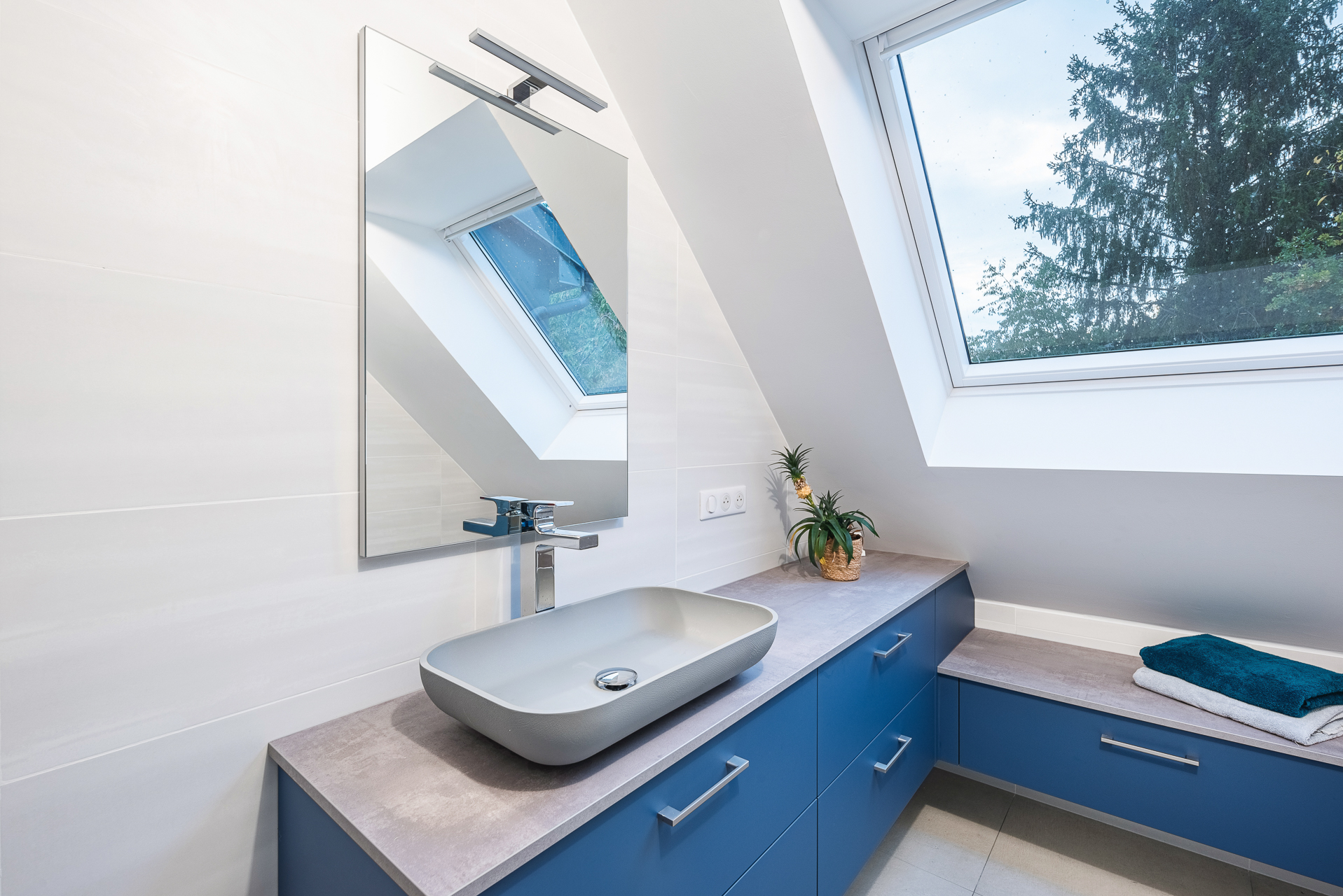 Salle-de-bains%20bleu%20et%20b%C3%A9ton%20%282%29