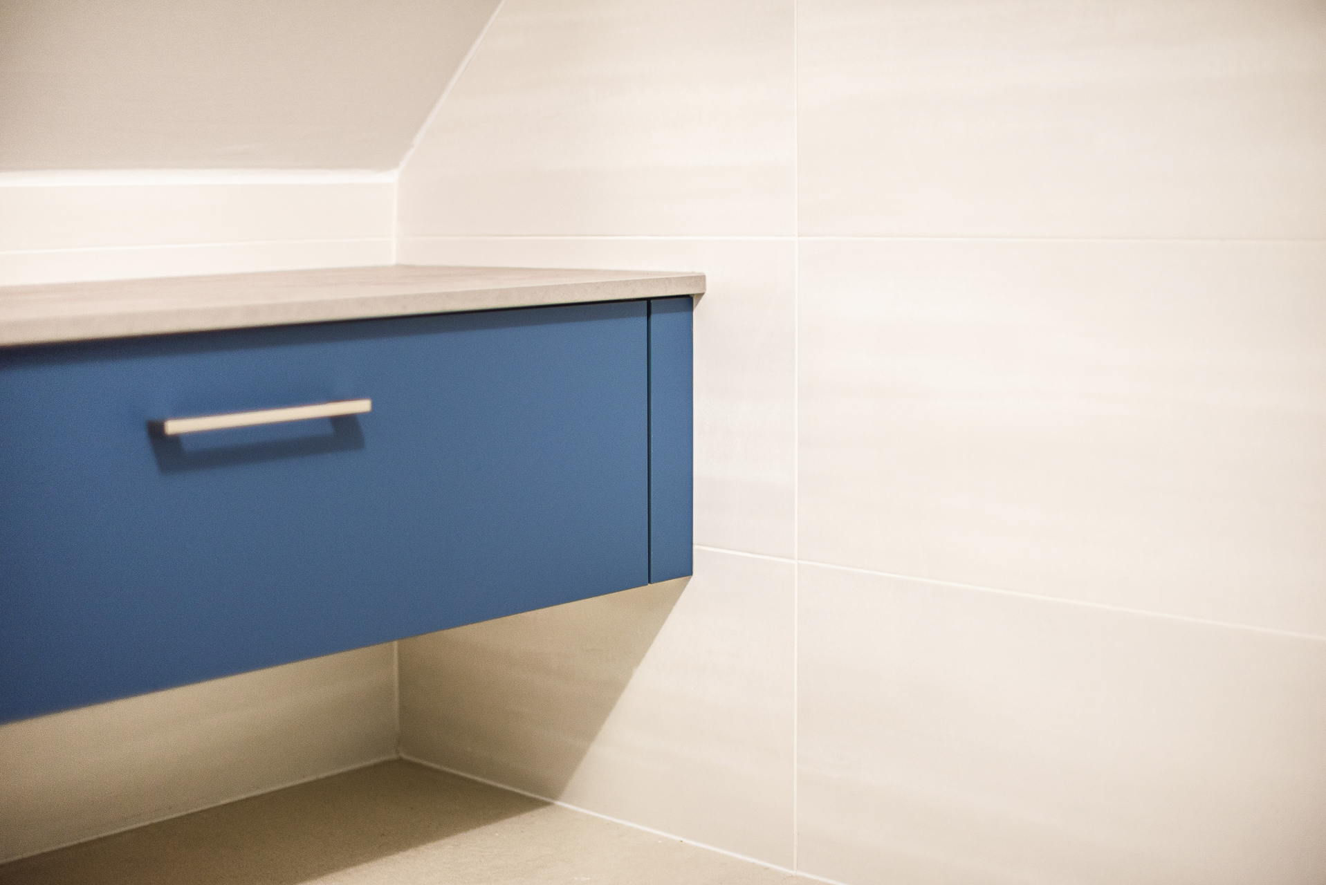 Salle-de-bains%20bleu%20et%20b%C3%A9ton%20%286%29