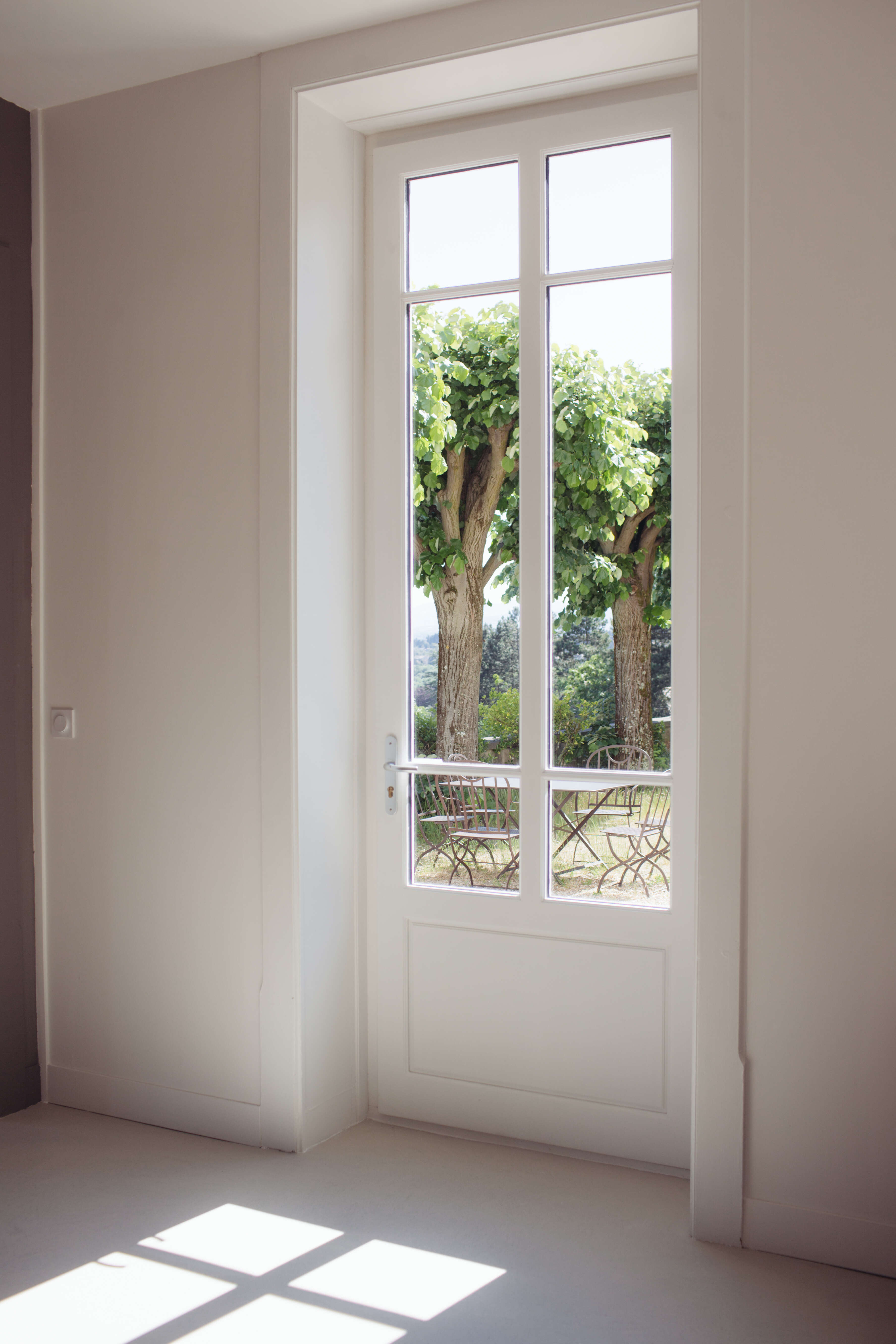 salon-vue-sur-exterieur-maison-bourgeoise-perene salon-vue-sur-exterieur-maison-bourgeoise-perene