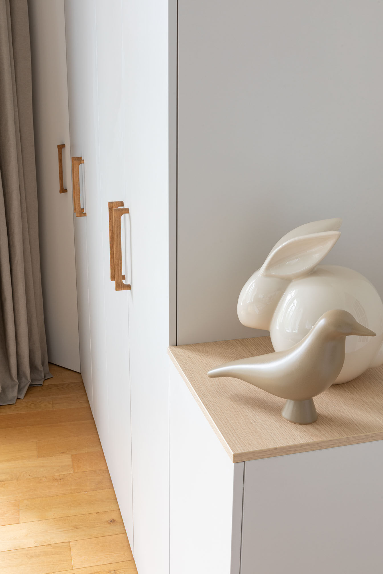 dressing-finition-bois-blanc-suite-parentale-perene dressing-finition-bois-blanc-suite-parentale-perene