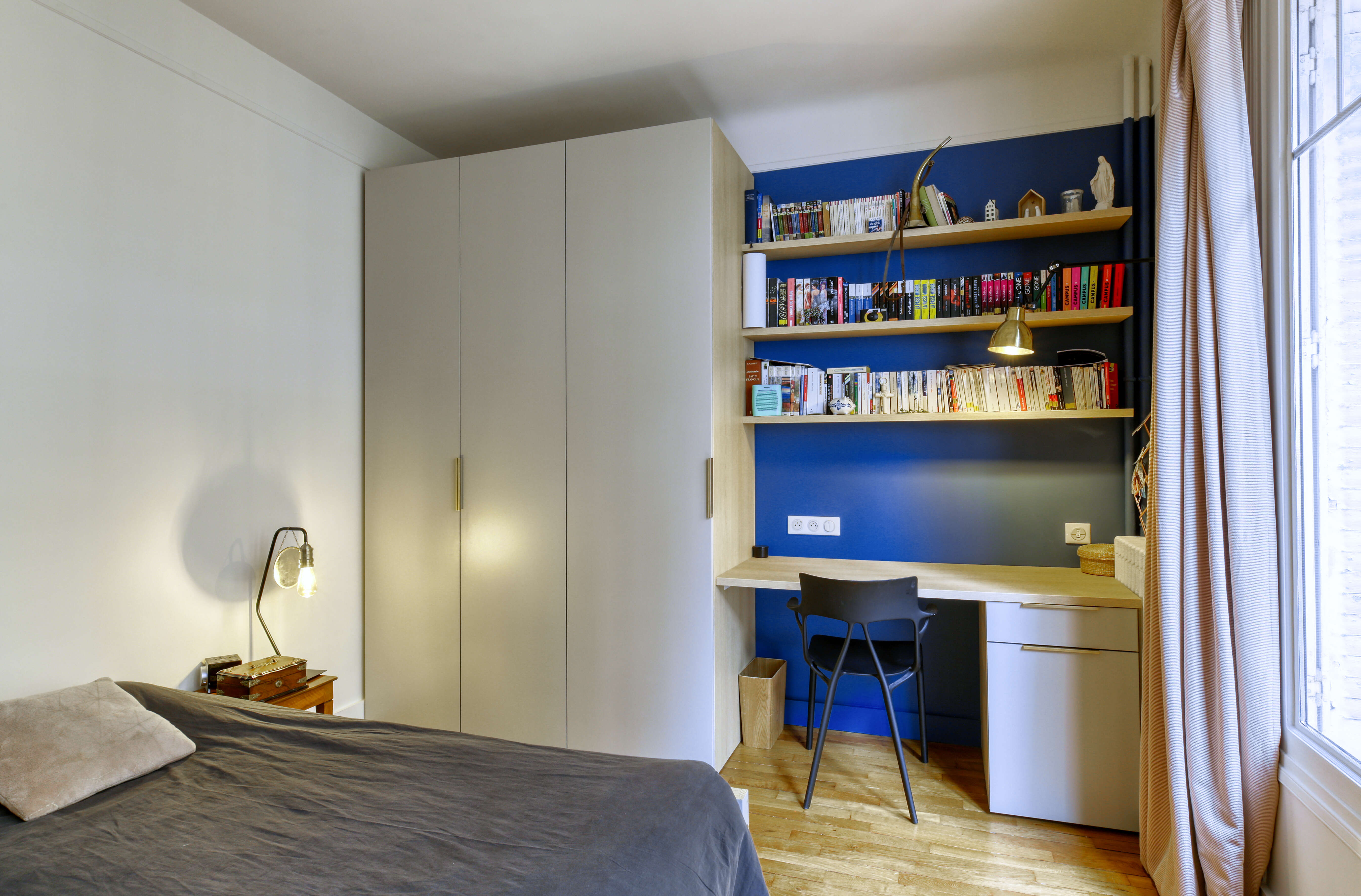 Perene bureau dans une chambre