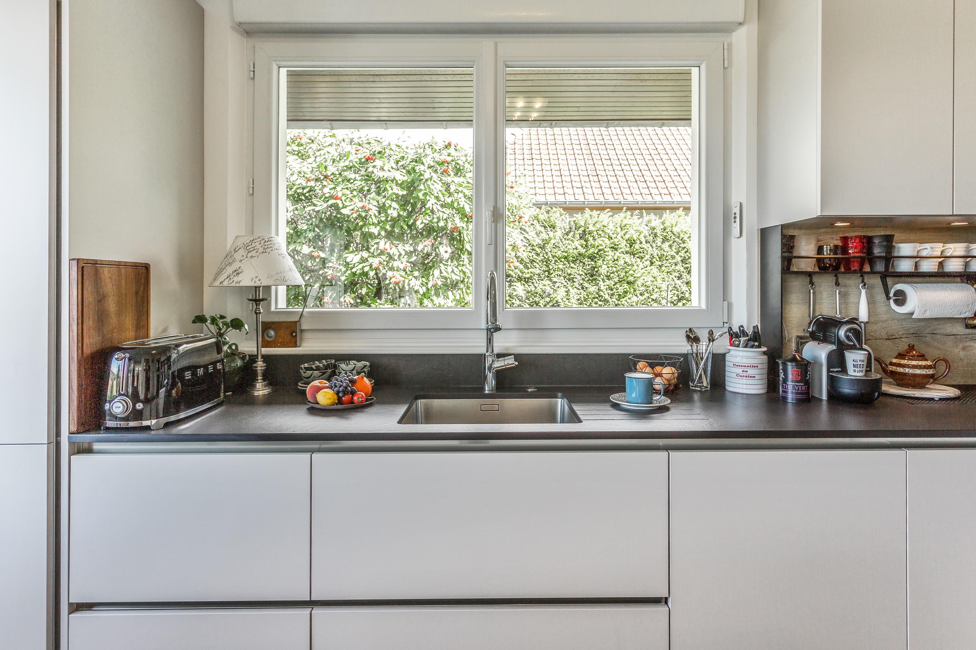 Perene-Amiens-cuisine-noir-et-blanche-spacieuse