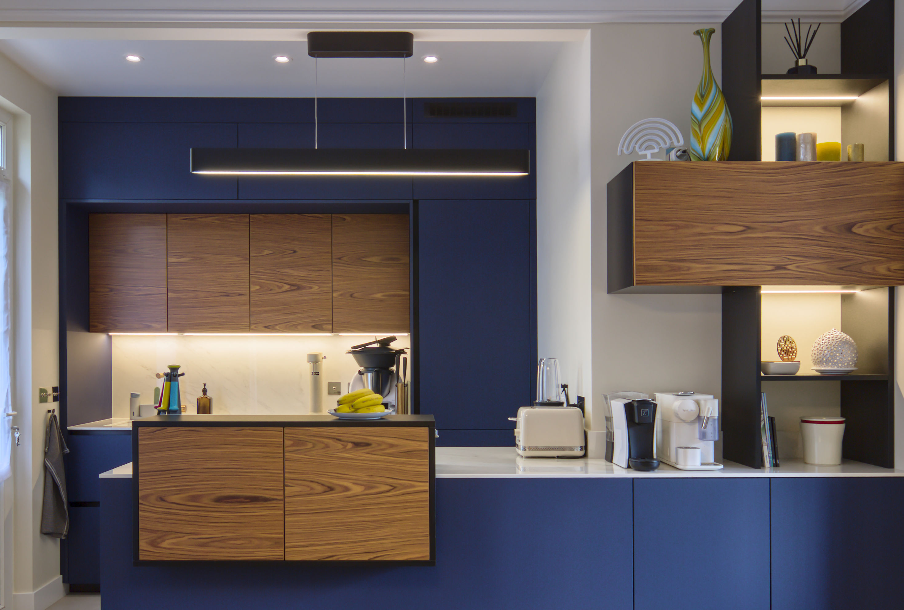 Cuisine_bleue_fenix_bois_haut_de_gamme_agencement_moderne (2)