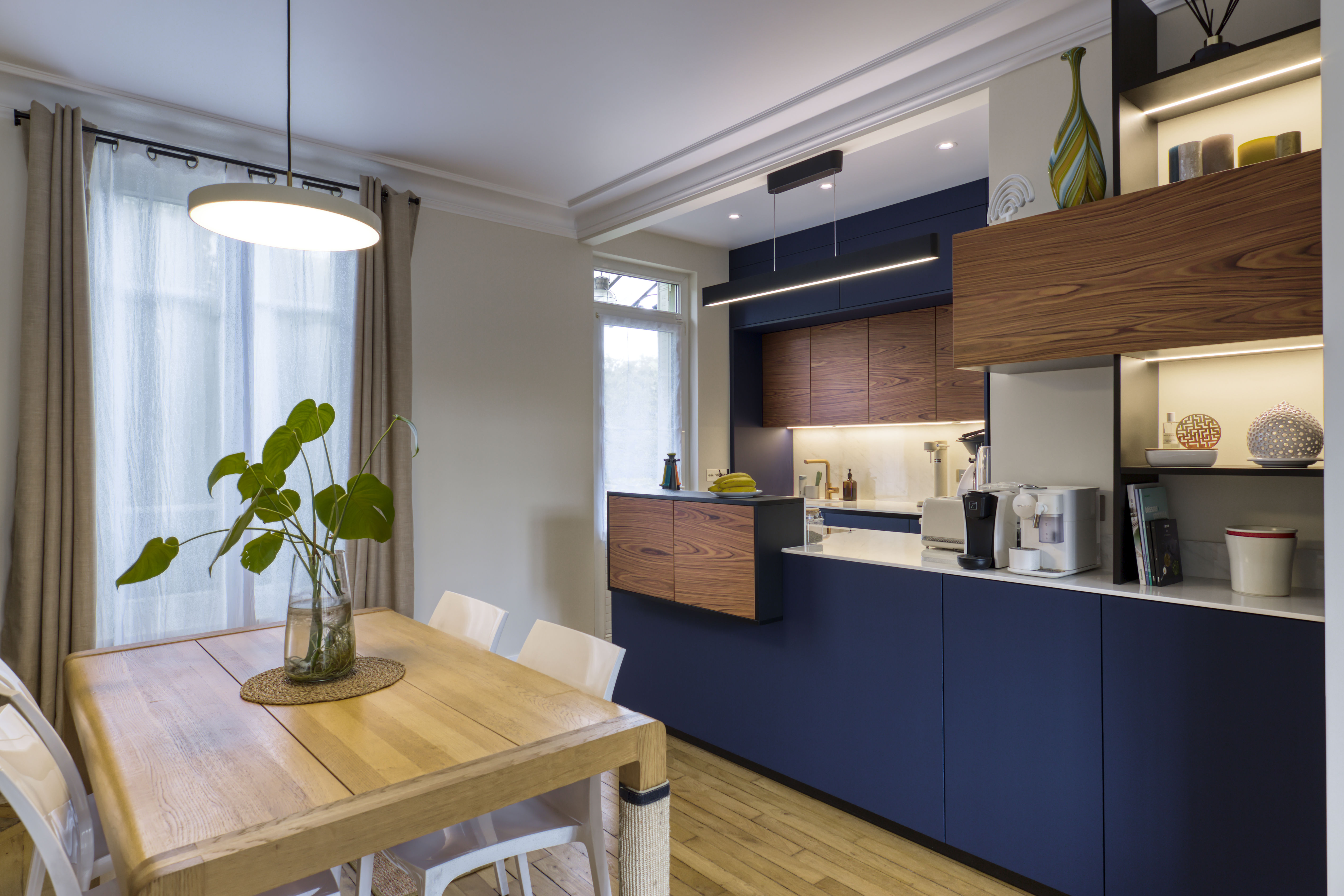 Cuisine_bleue_fenix_bois_haut_de_gamme_agencement_moderne