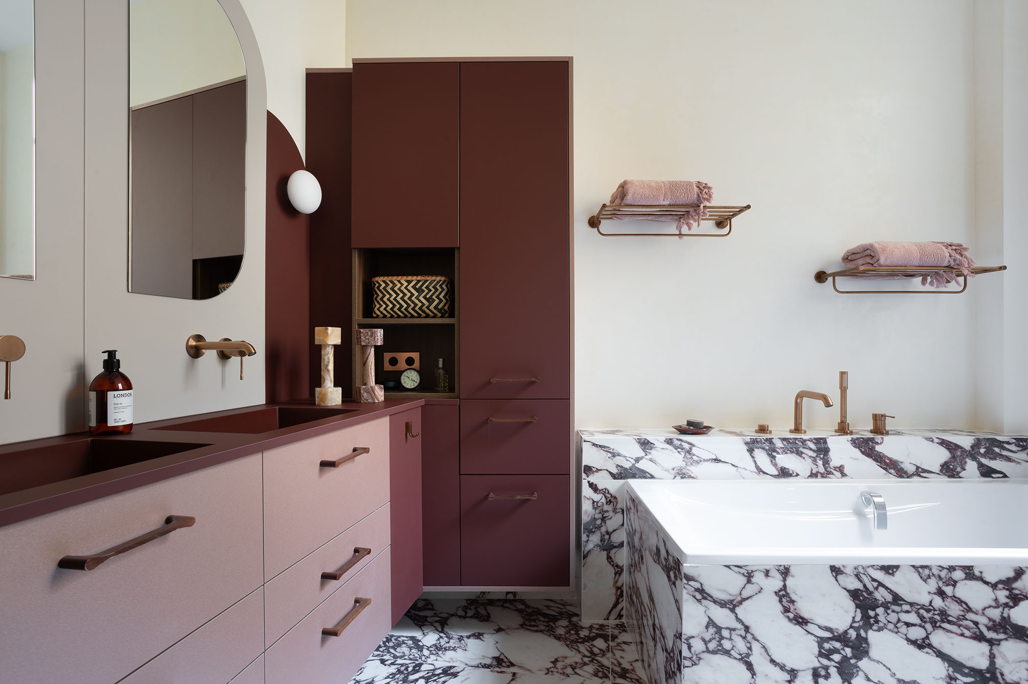 salle-de-bains-marbre-elegant-rose-Perene