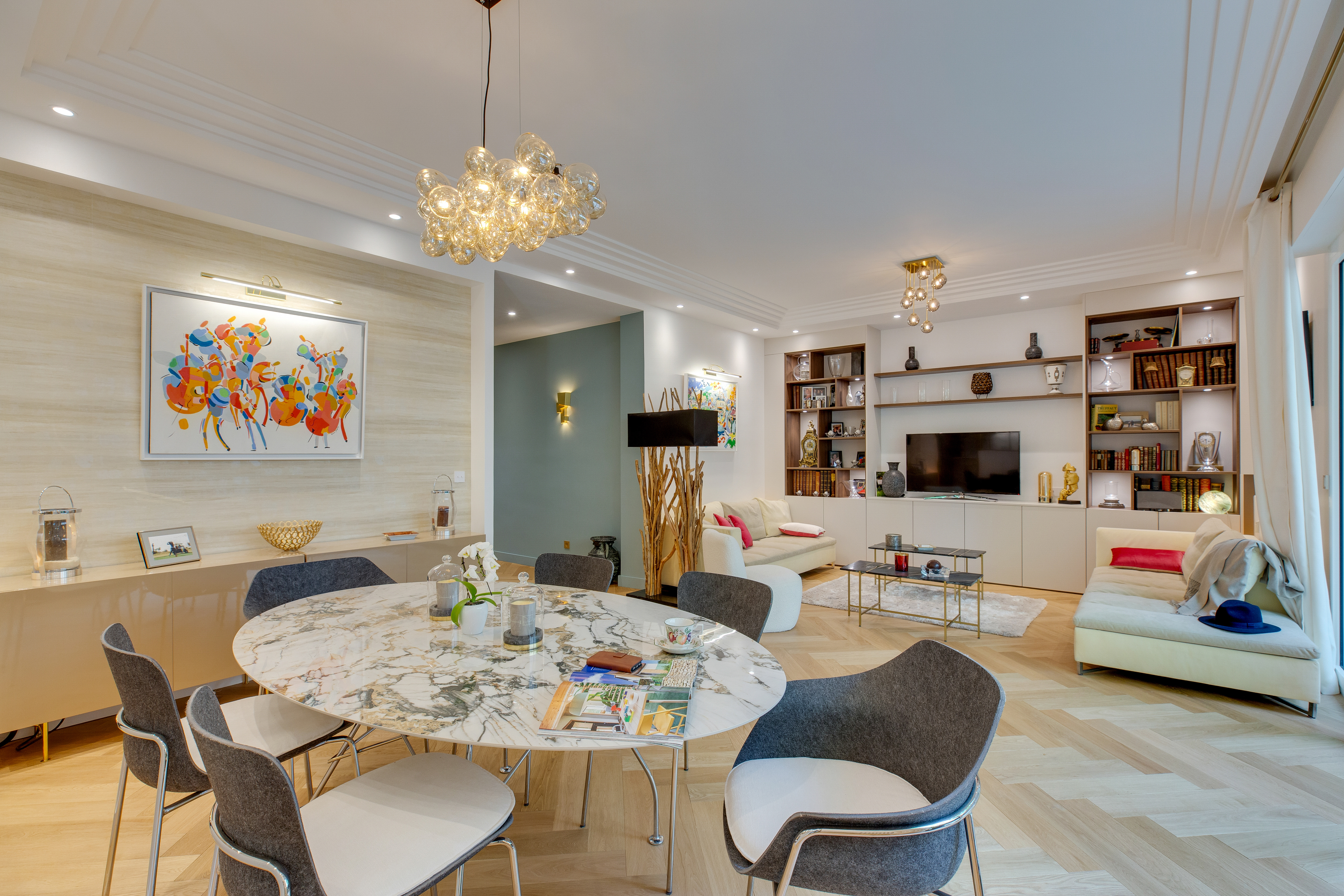 La pièce de vie, lumineuse et élégante