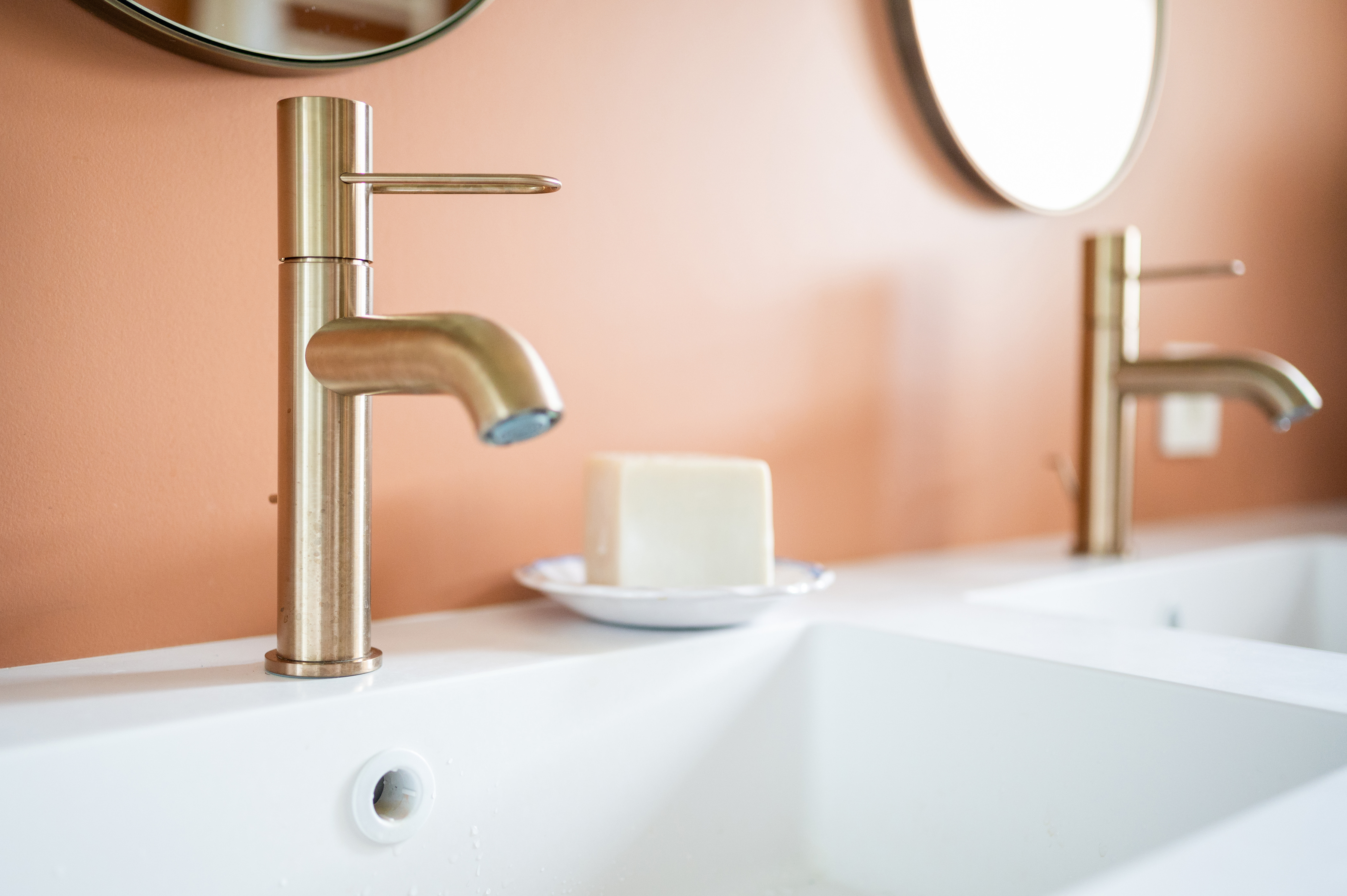 Detail-robinet-salle-de-bain-perene-limoges