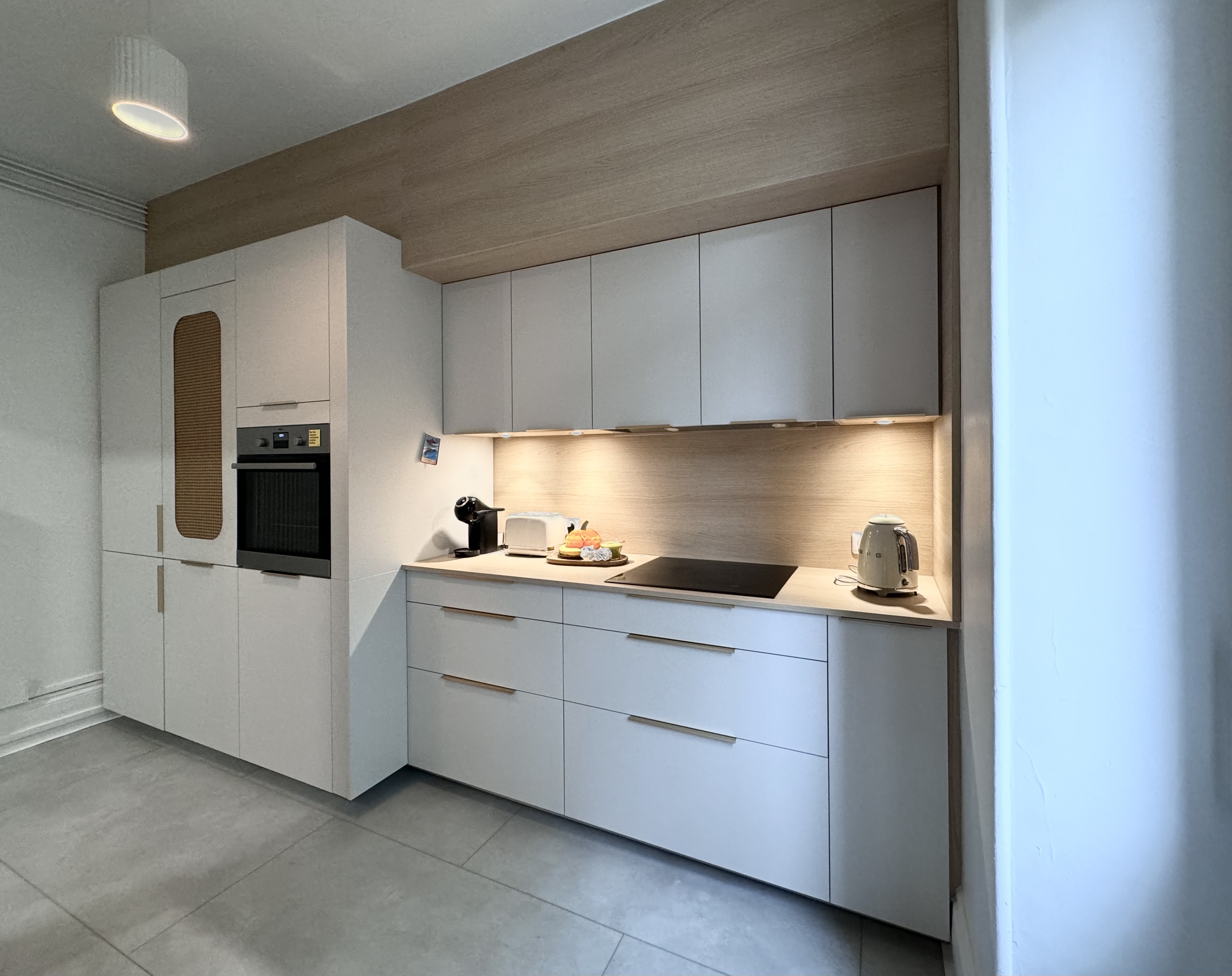 cuisine-blanche-bois-cannage-sur-mesure-perene-belfort-1