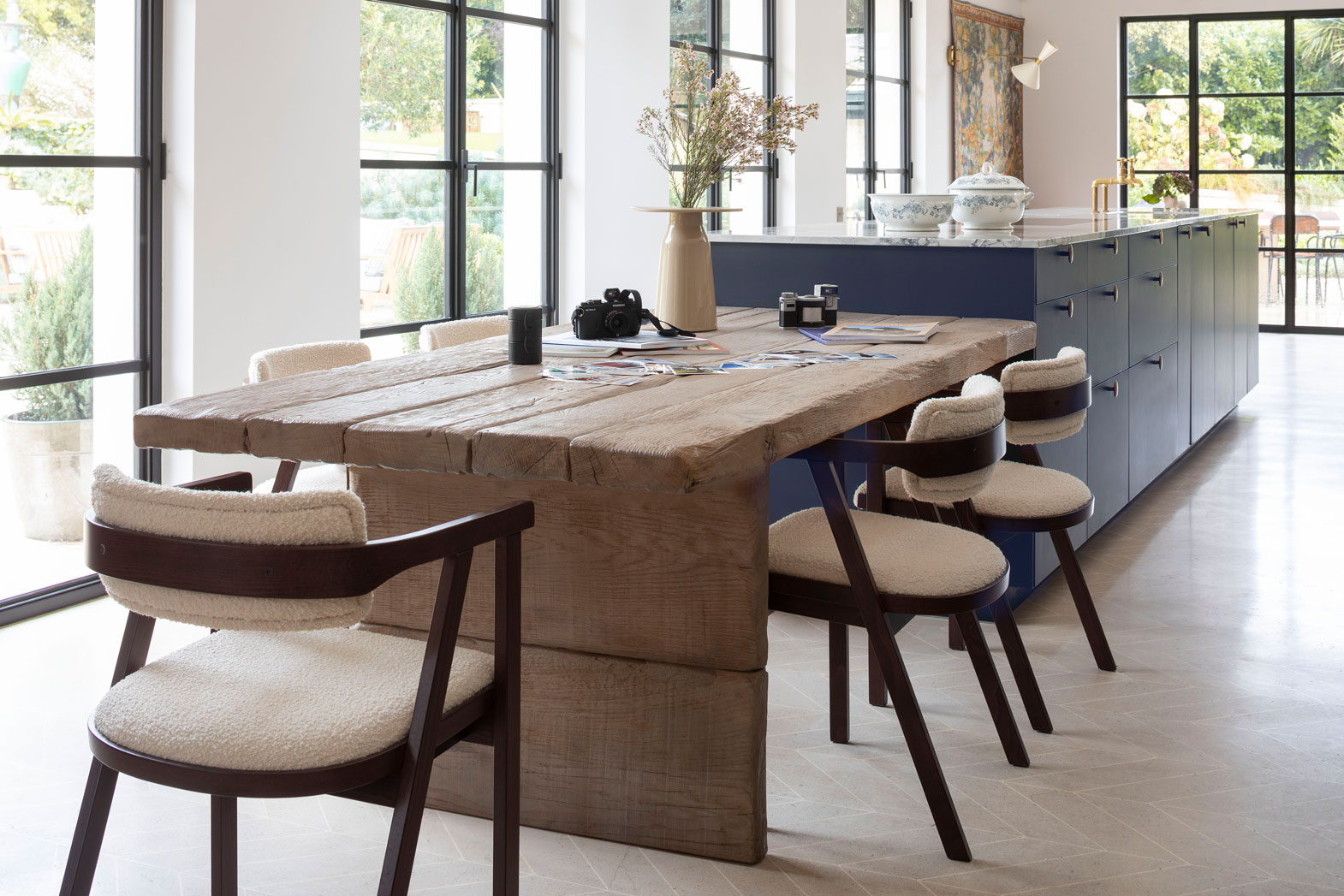 cuisine-bleue-style-campagne-table-en-bois-perene-bordeaux-12 cuisine-bleue-style-campagne-table-en-bois-perene-bordeaux-12