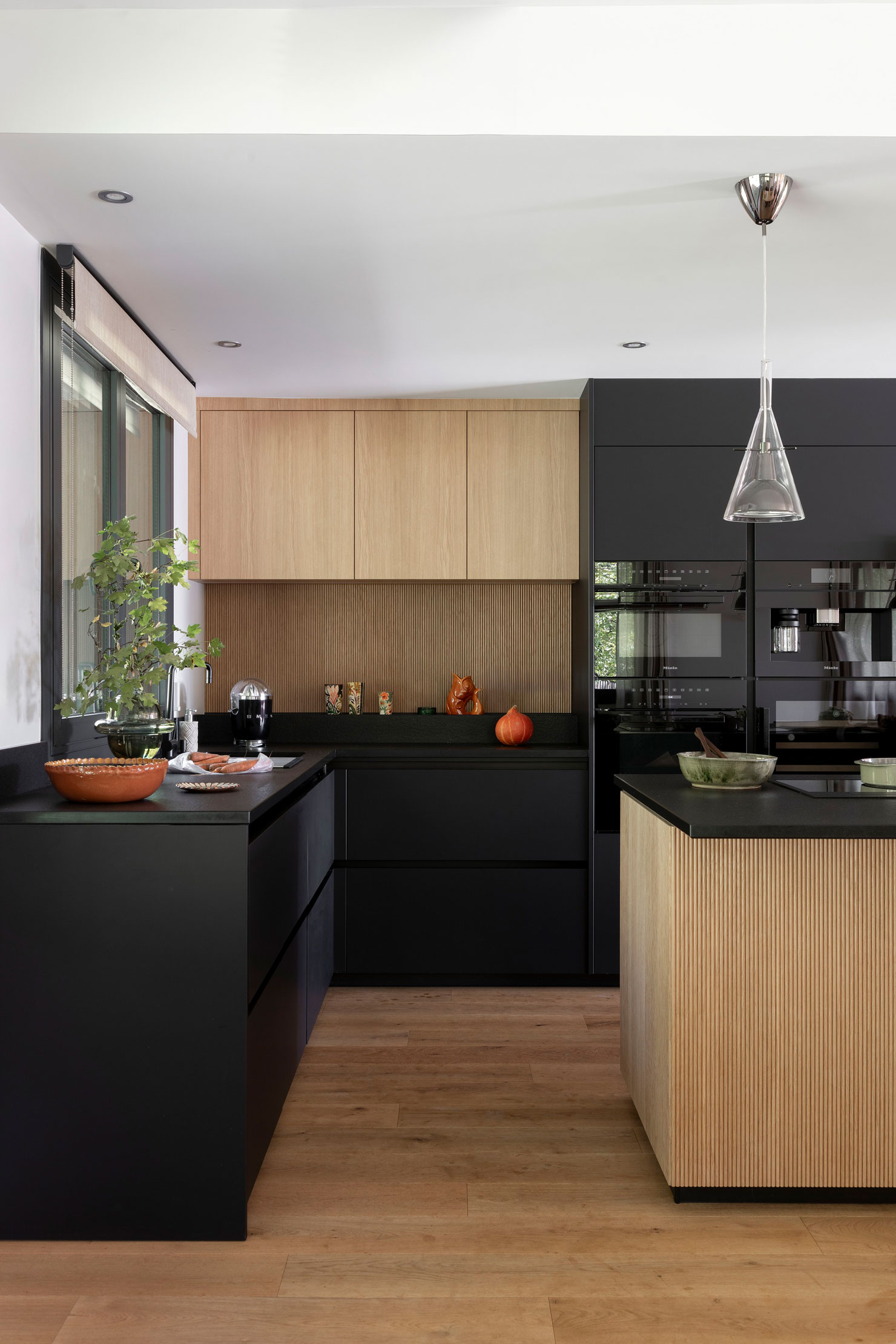 Amenagement-cuisine-sur-mesure-elegante-noire Amenagement-cuisine-sur-mesure-elegante-noire
