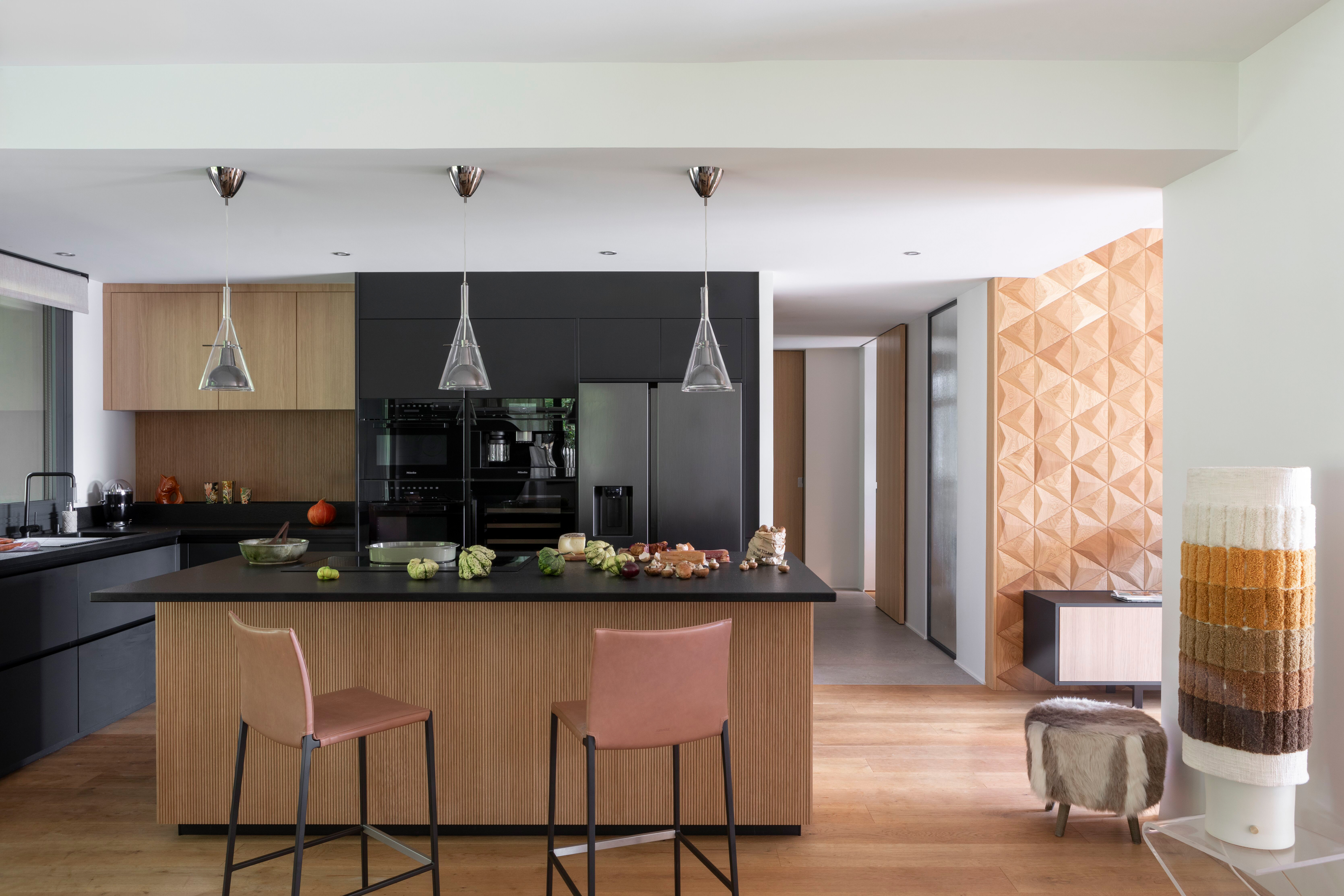 cuisine-noir-et-bois-avec-ilot-perene-annecy cuisine-noir-et-bois-avec-ilot-perene-annecy