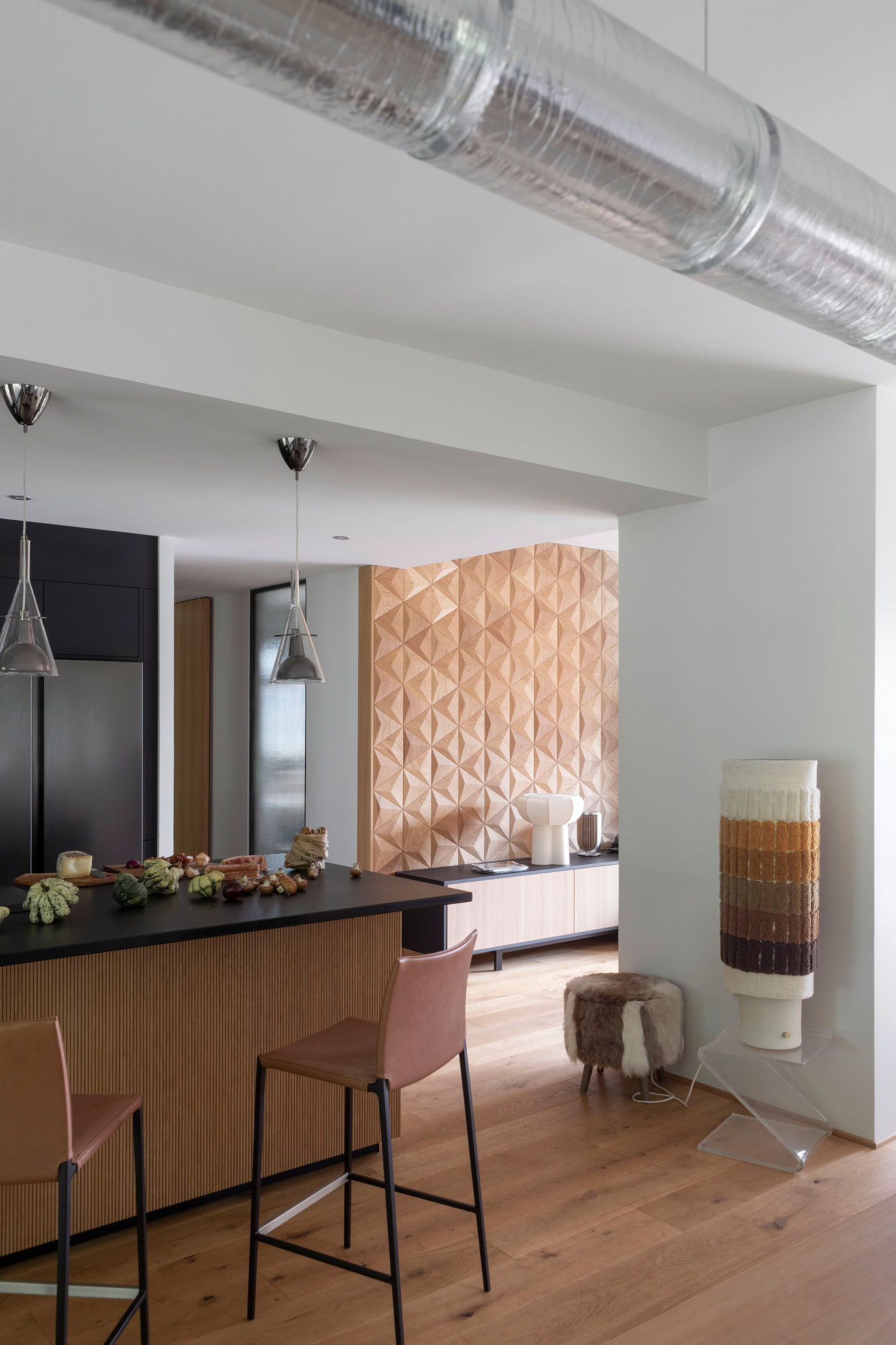 cuisine-noir-et-bois-avec-chien-perene-annecy-1 cuisine-noir-et-bois-avec-chien-perene-annecy-1