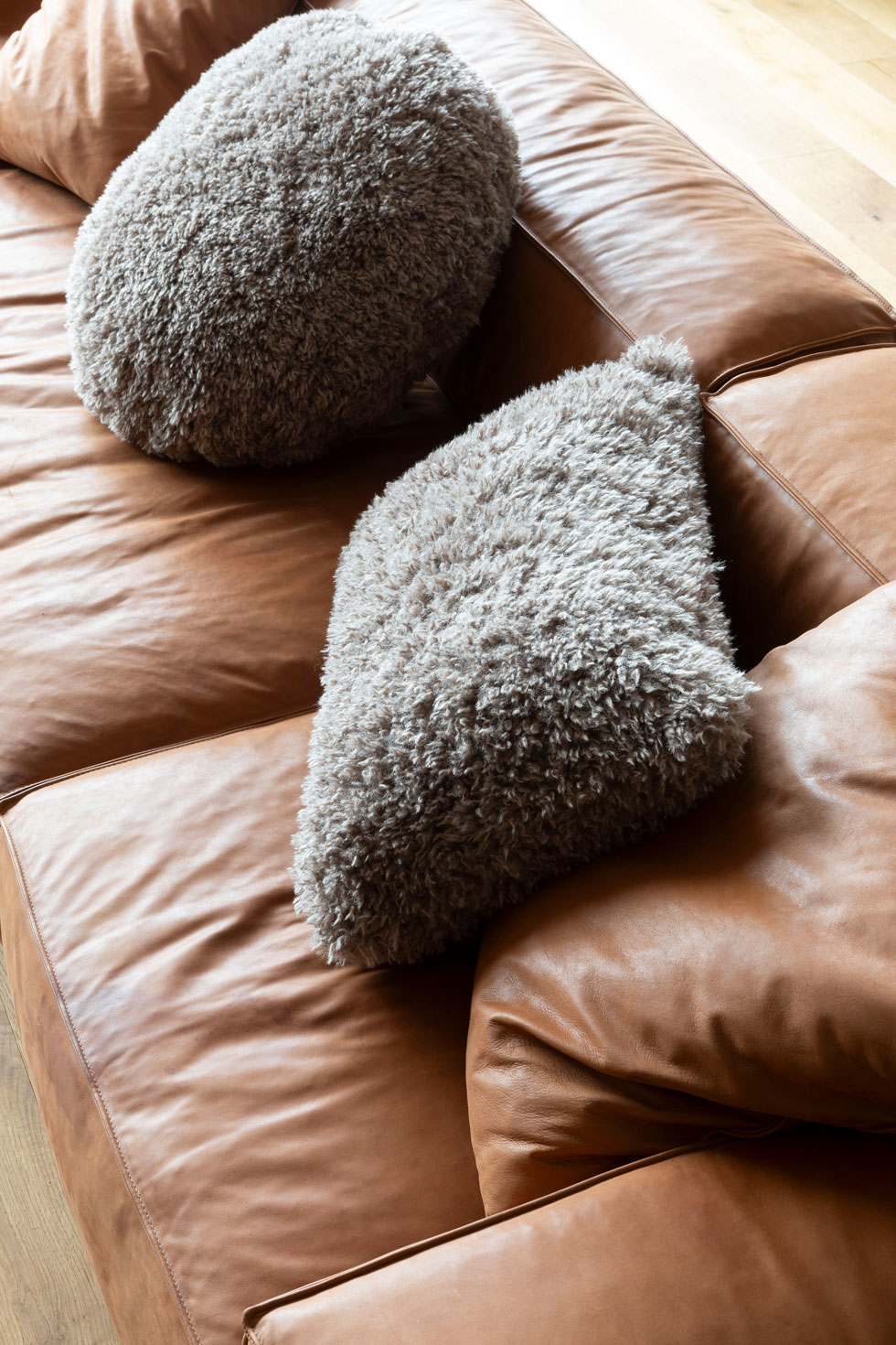 Décoration-moderne-chaleureuse-coussin-canape-cuir-Perene Décoration-moderne-chaleureuse-coussin-canape-cuir-Perene