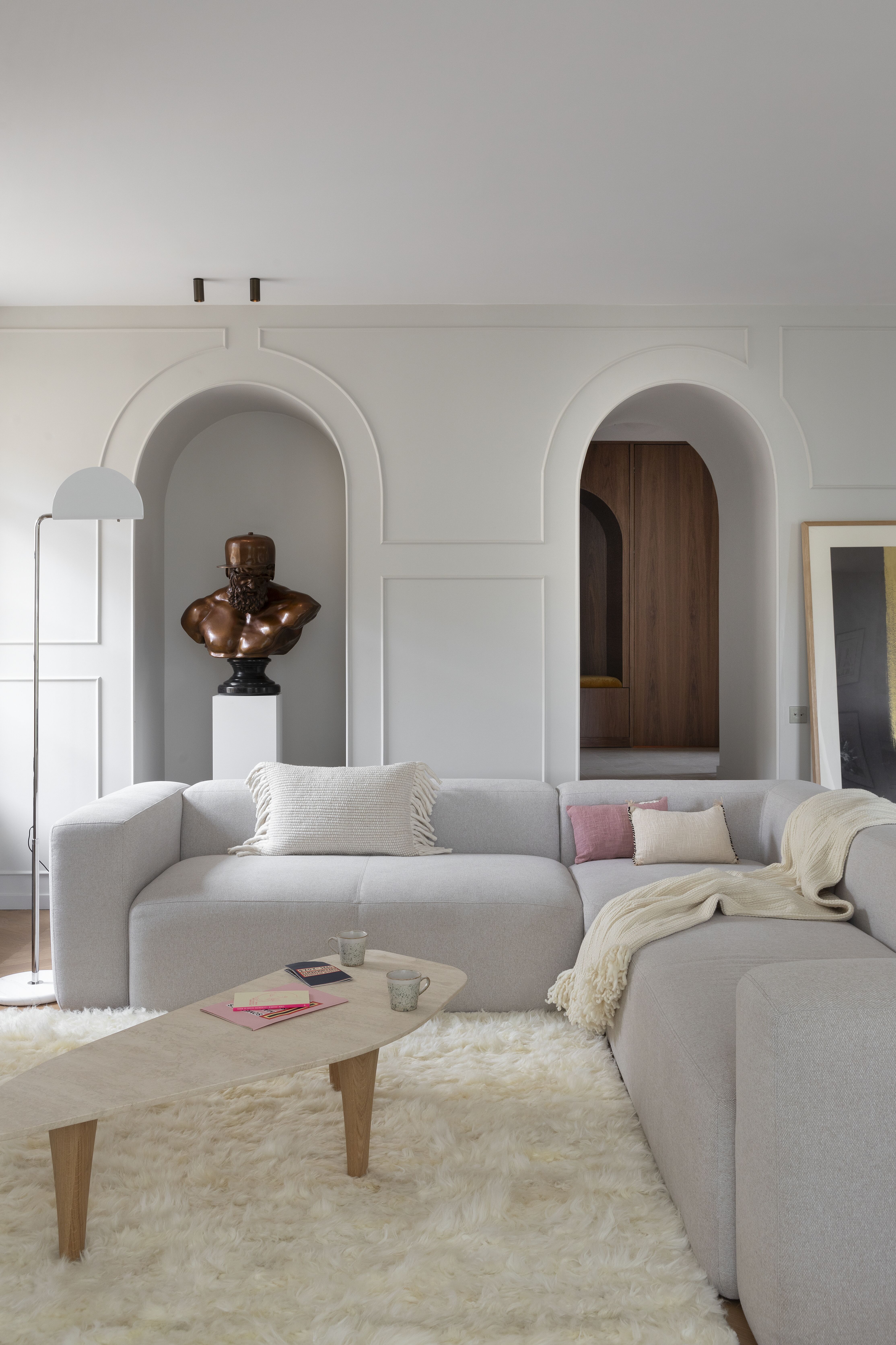 salon-design-contemporain-tons-neutre-perene-bordeaux salon-design-contemporain-tons-neutre-perene-bordeaux