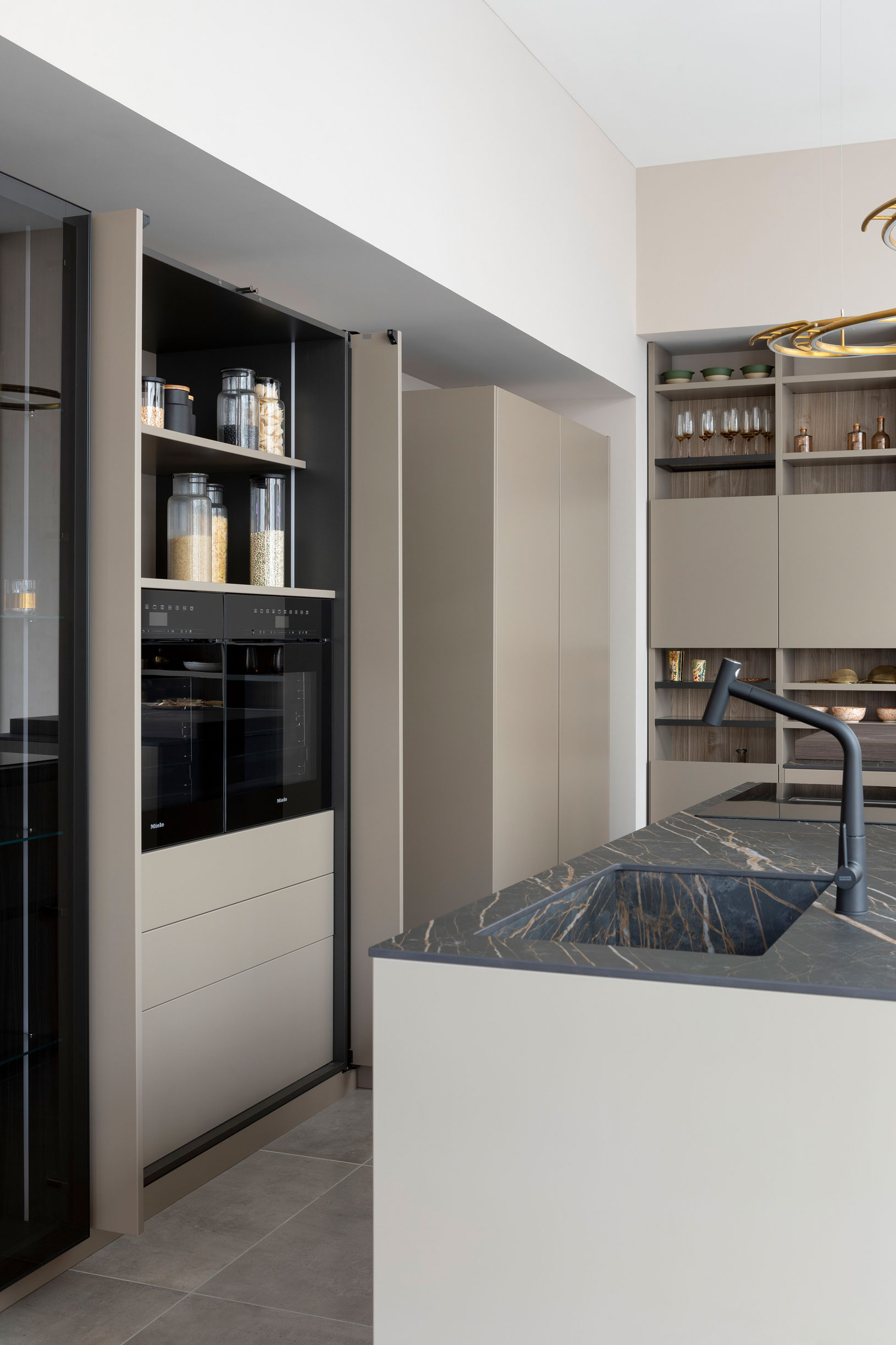 cuisine-architecte-marbre-gris-porte-invisibles-perene-dijon