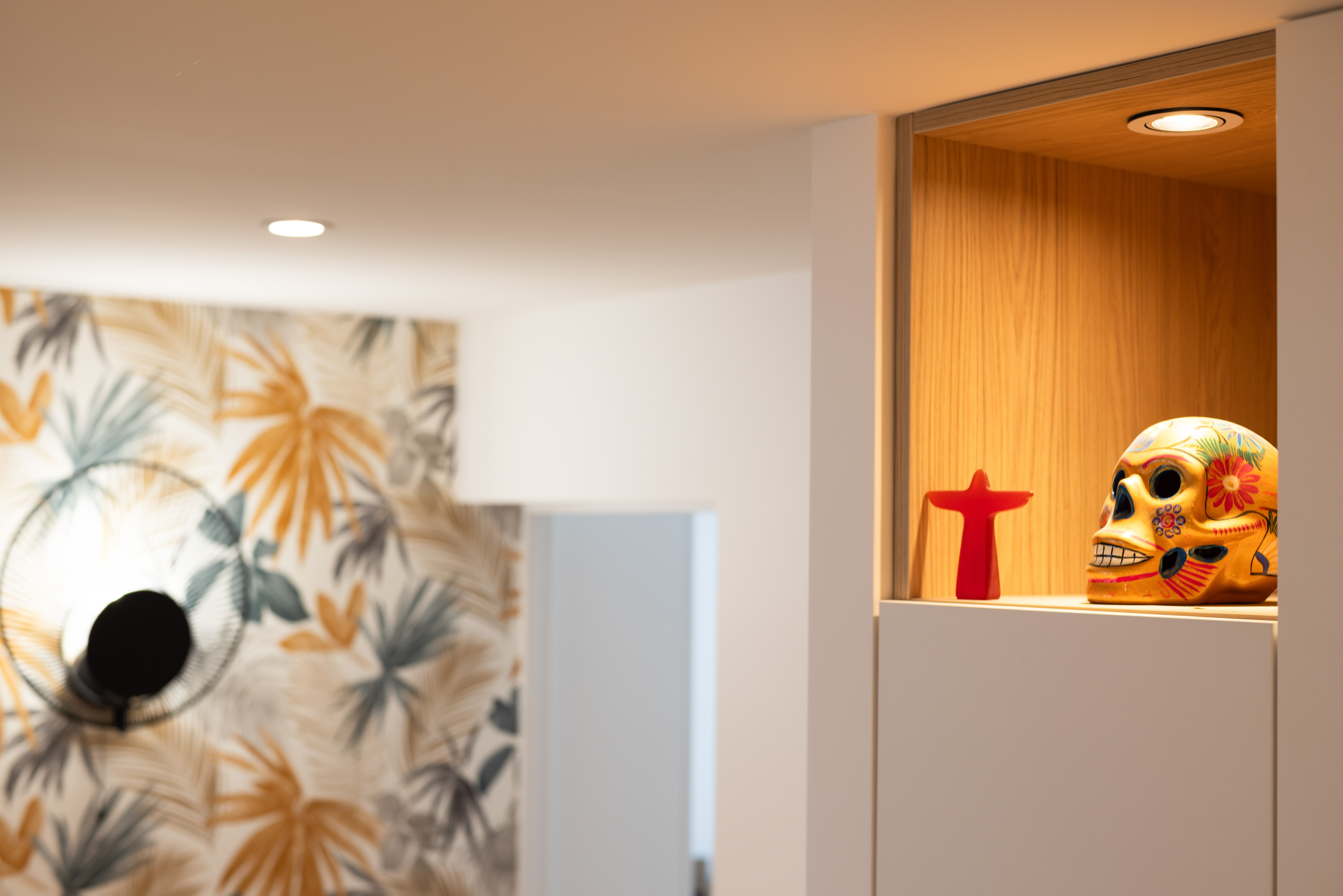 rénovation complète appartement Boulogne-Billancourt.entrée avec banc de rangement intégré.cloison bois ajourée sur mesure.cuisine design avec ilot central.mobilier intégré  (3)