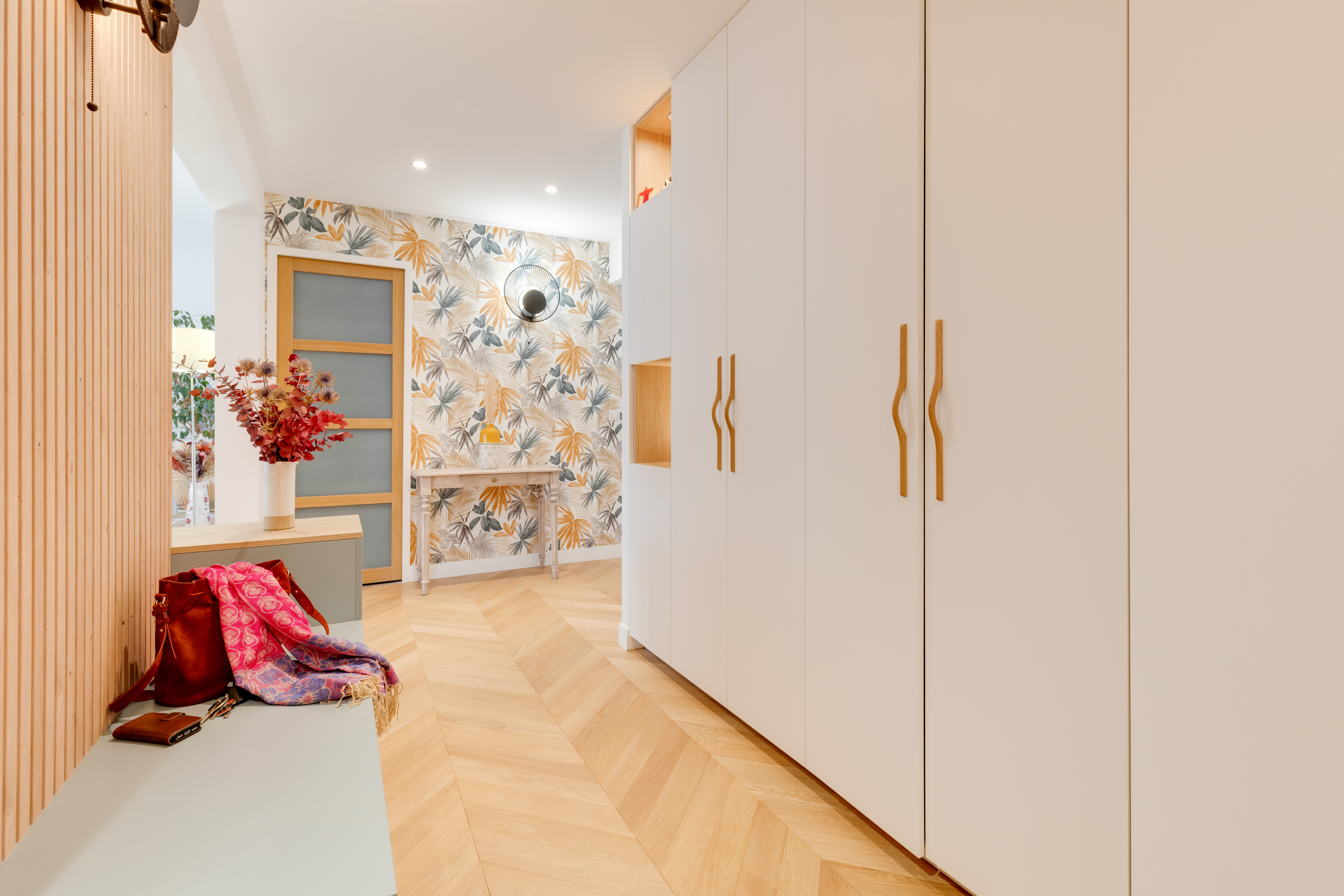 rénovation.appartement.moderne.aménagement.intérieur.contemporain.agencement.entrée.ouverte.mobilier.sur_.mesure.cuisine.ouverte.design.décoration.scandinave.ambiance.chaleur