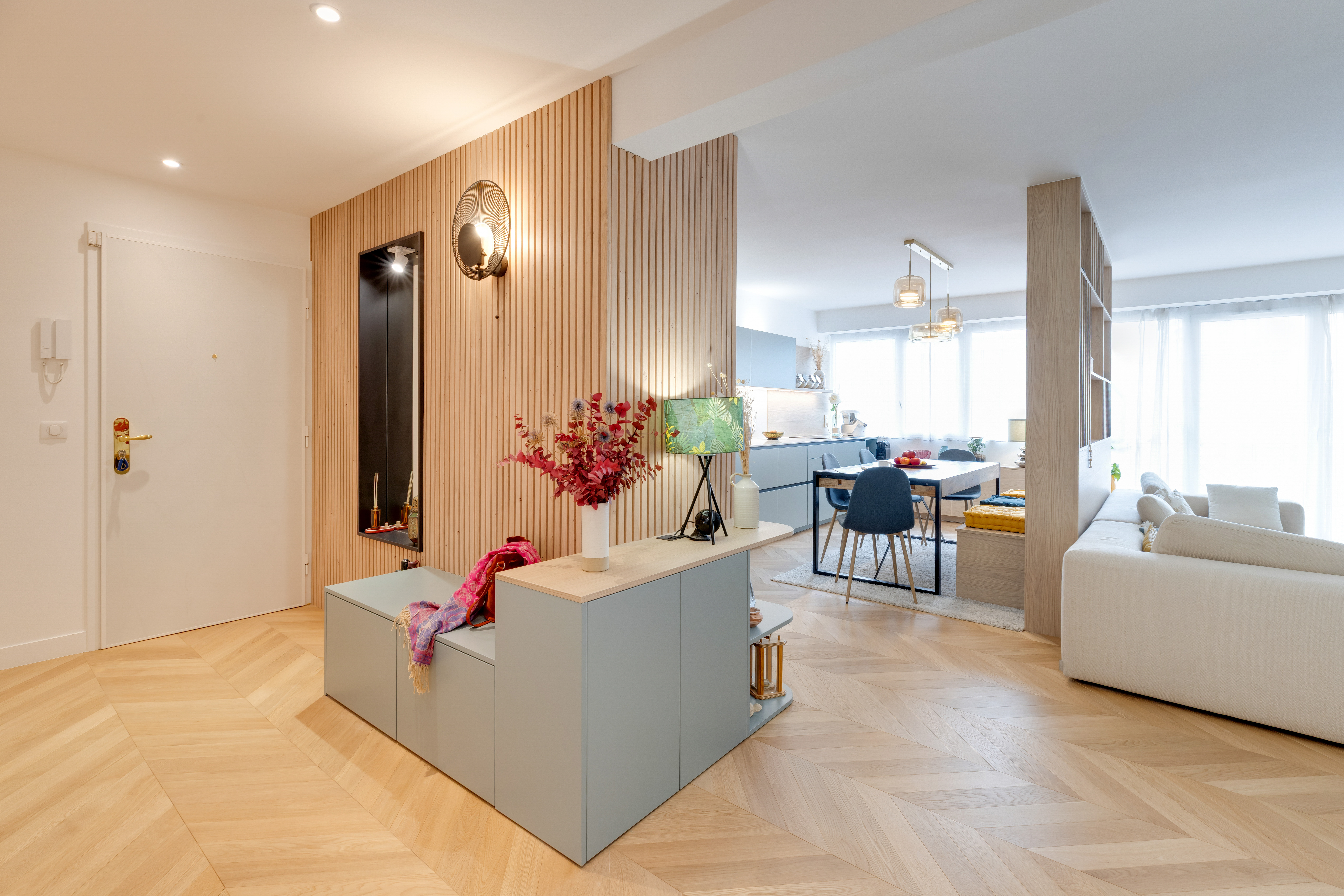 rénovation.appartement.moderne.aménagement.intérieur.contemporain.agencement.entrée.ouverte.mobilier.sur_.mesure.cuisine.ouverte.design.décoration.scandinave.ambiance.chaleureu