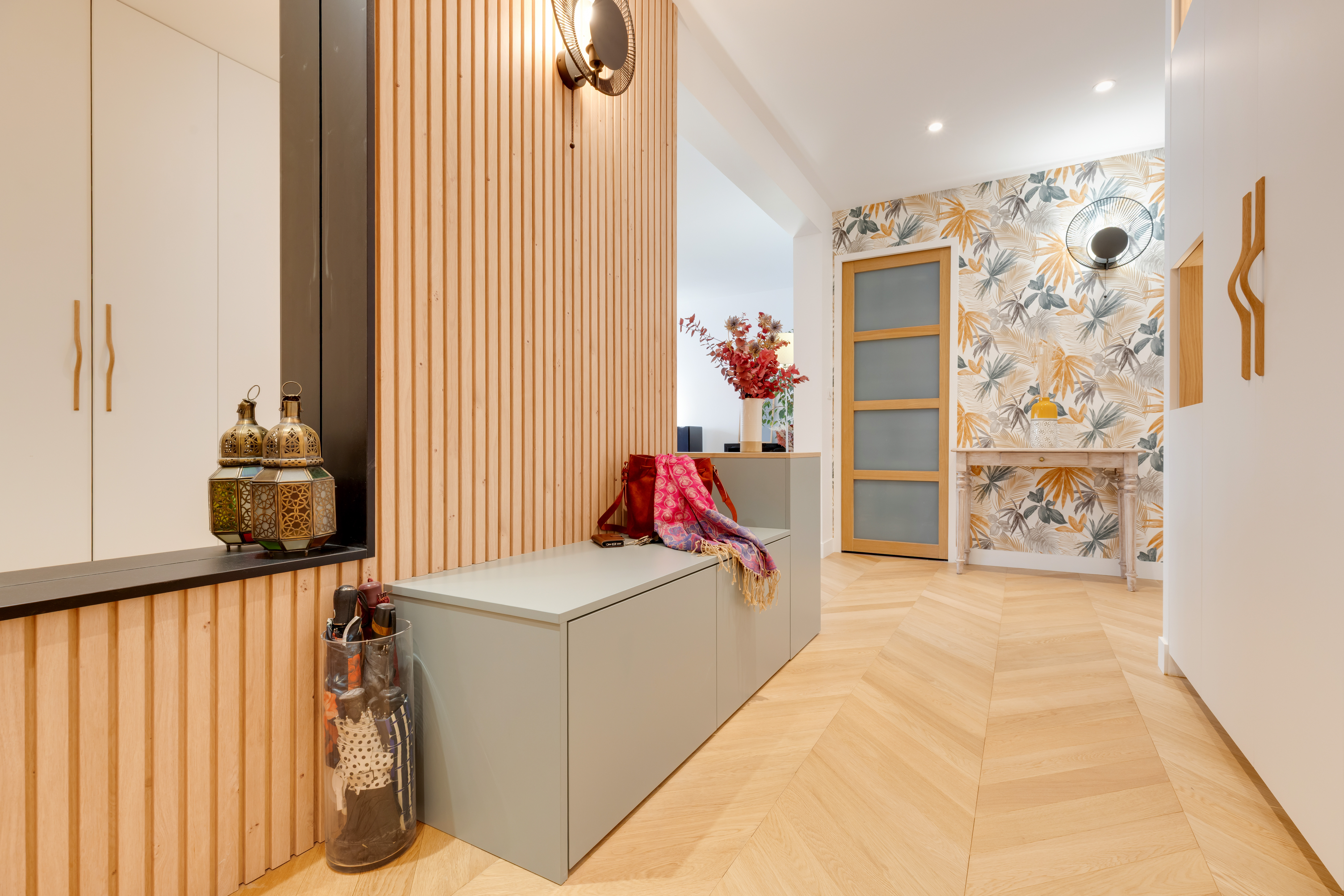 rénovation.appartement.moderne.aménagement.intérieur.contemporain.agencement.entrée.ouverte.mobilier.sur_.mesure.cuisine.ouverte.design.décoration.scandinave.ambiance.chaleur (2)